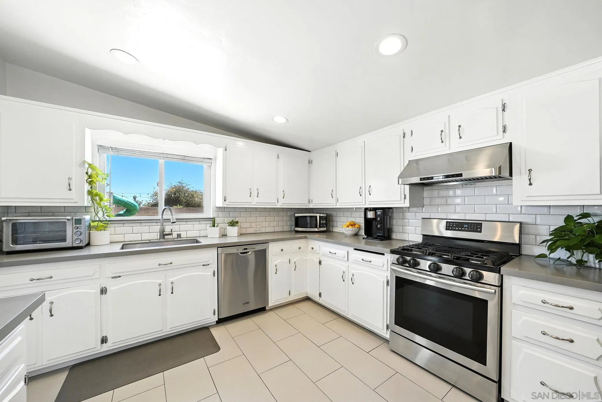 https://cdn.realtyfeed.com/cdn/127/250035014/c61e9b18b9f793c126959296a3ce95f9.webp