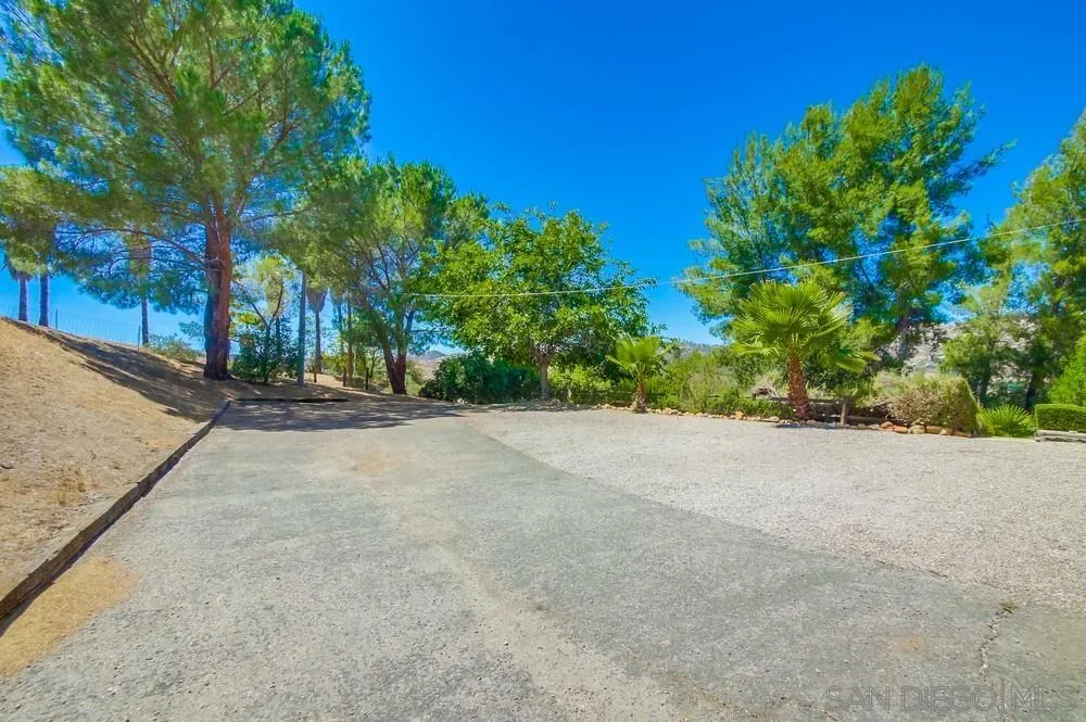 https://cdn.realtyfeed.com/cdn/127/250035021/7562cdb0753c548fbbe8ed608a8c292b.webp