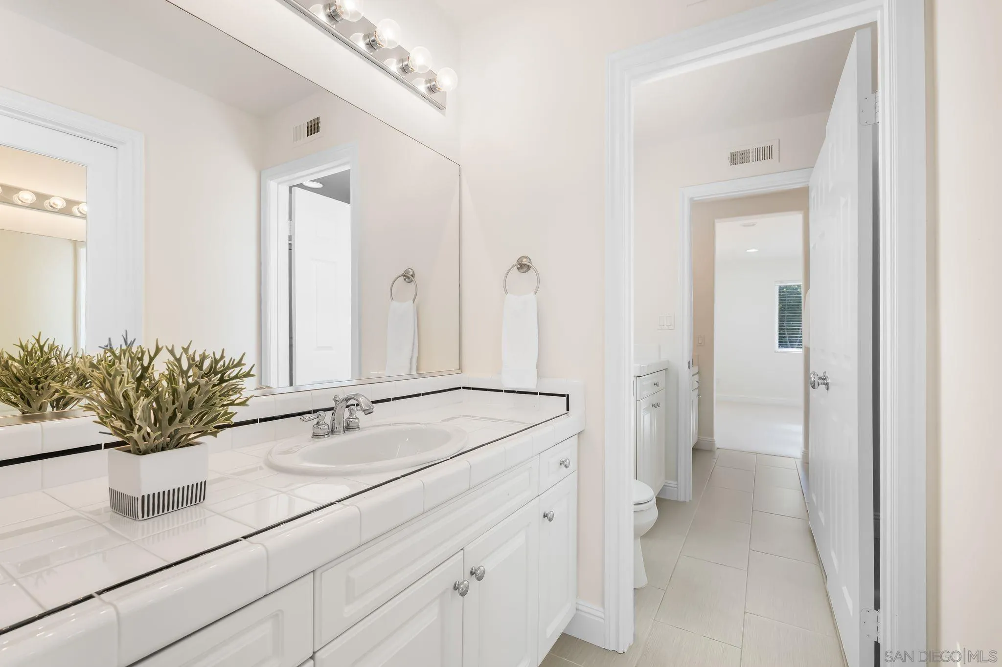 https://cdn.realtyfeed.com/cdn/127/250035069/0b45f4215bfa5e443f6e99387ea399b2.webp