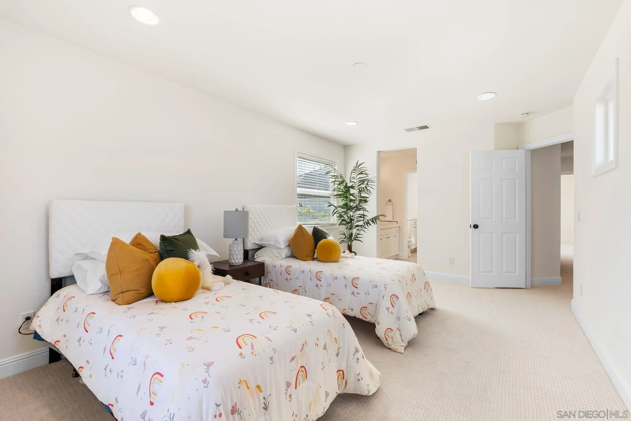 https://cdn.realtyfeed.com/cdn/127/250035069/53abede2d0f63e342607569f1903da8d.webp