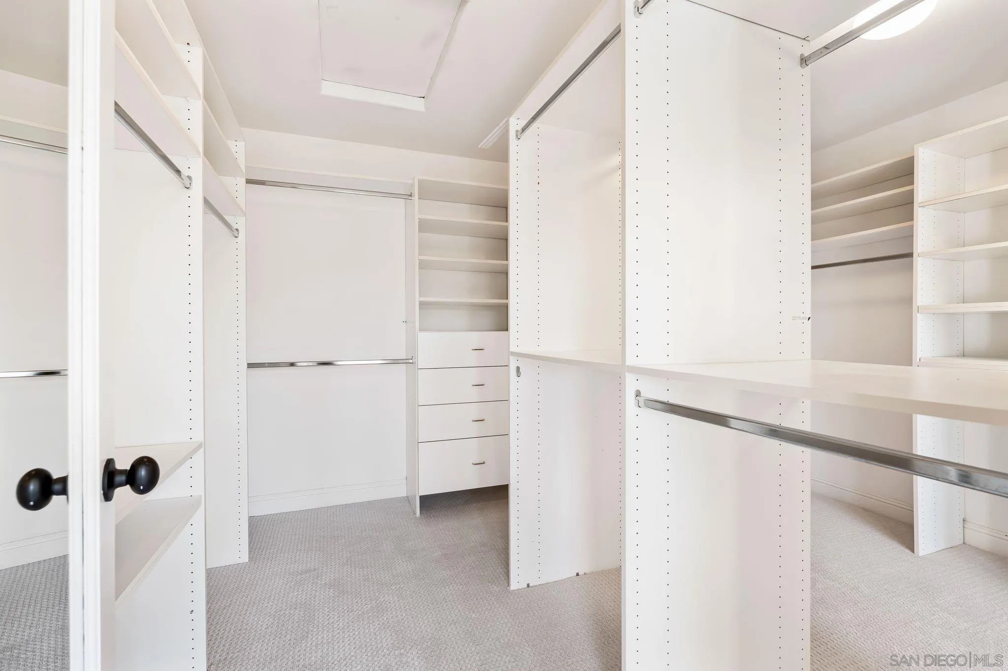 https://cdn.realtyfeed.com/cdn/127/250035069/edeb302d99e7e168bf4ac4e2330285ca.webp