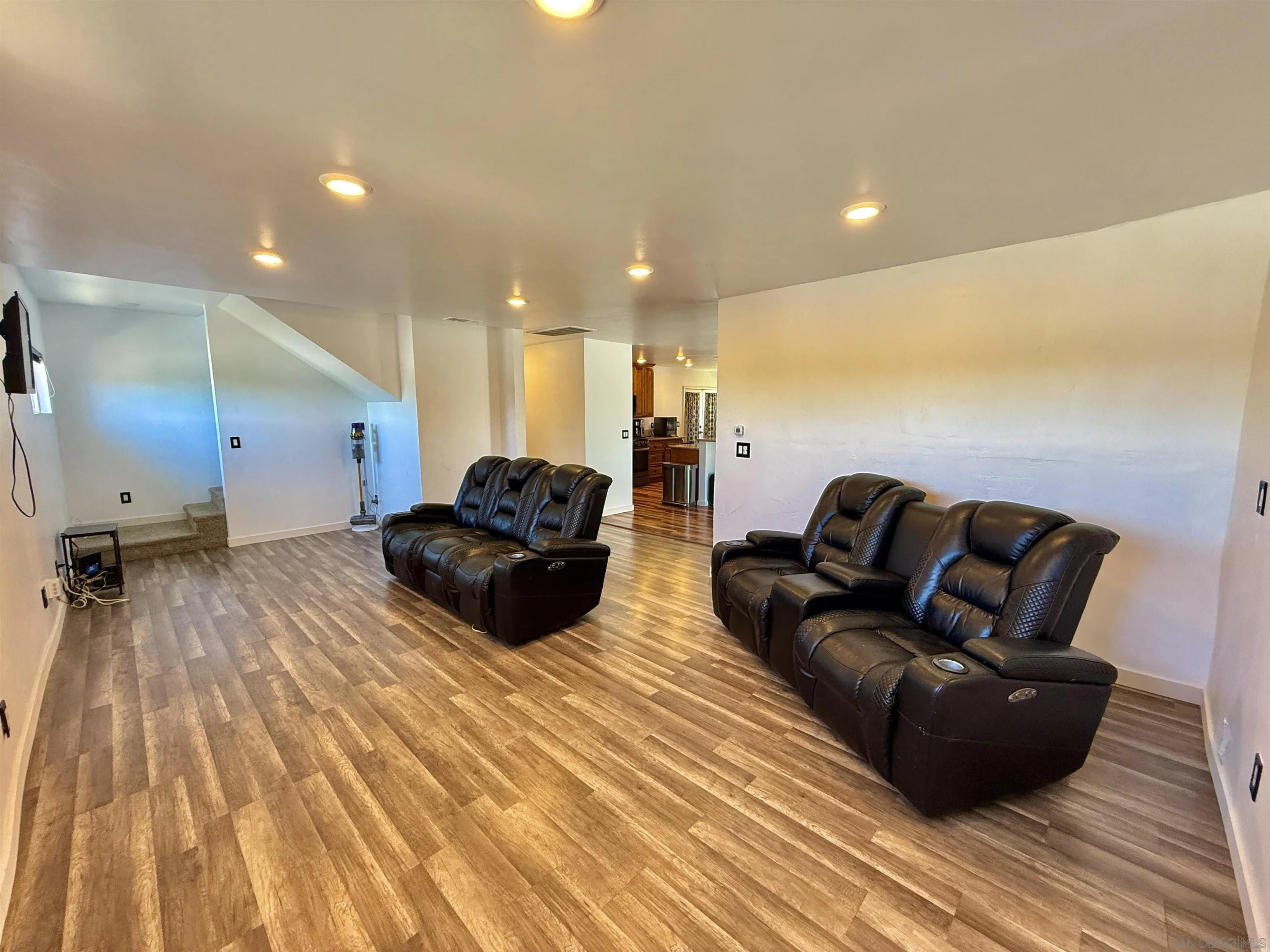https://cdn.realtyfeed.com/cdn/127/250035094/18adb1d5cd9d7af1bbd47ed15f5adeed.webp