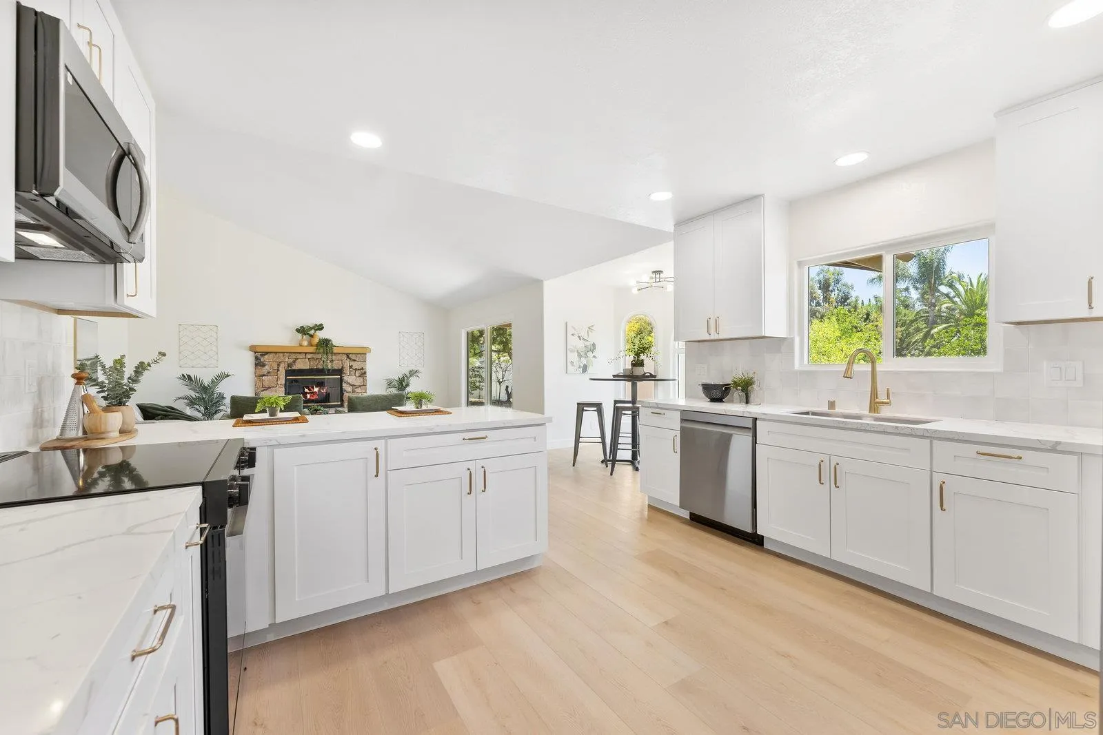 https://cdn.realtyfeed.com/cdn/127/250035107/680006027fddb9f810fdab333d5f8c01.webp