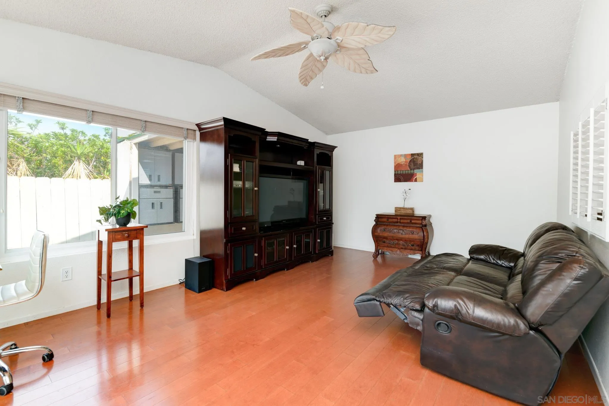 https://cdn.realtyfeed.com/cdn/127/250035123/8d2e8ed53fdce16548fe2fb789ae05a0.webp