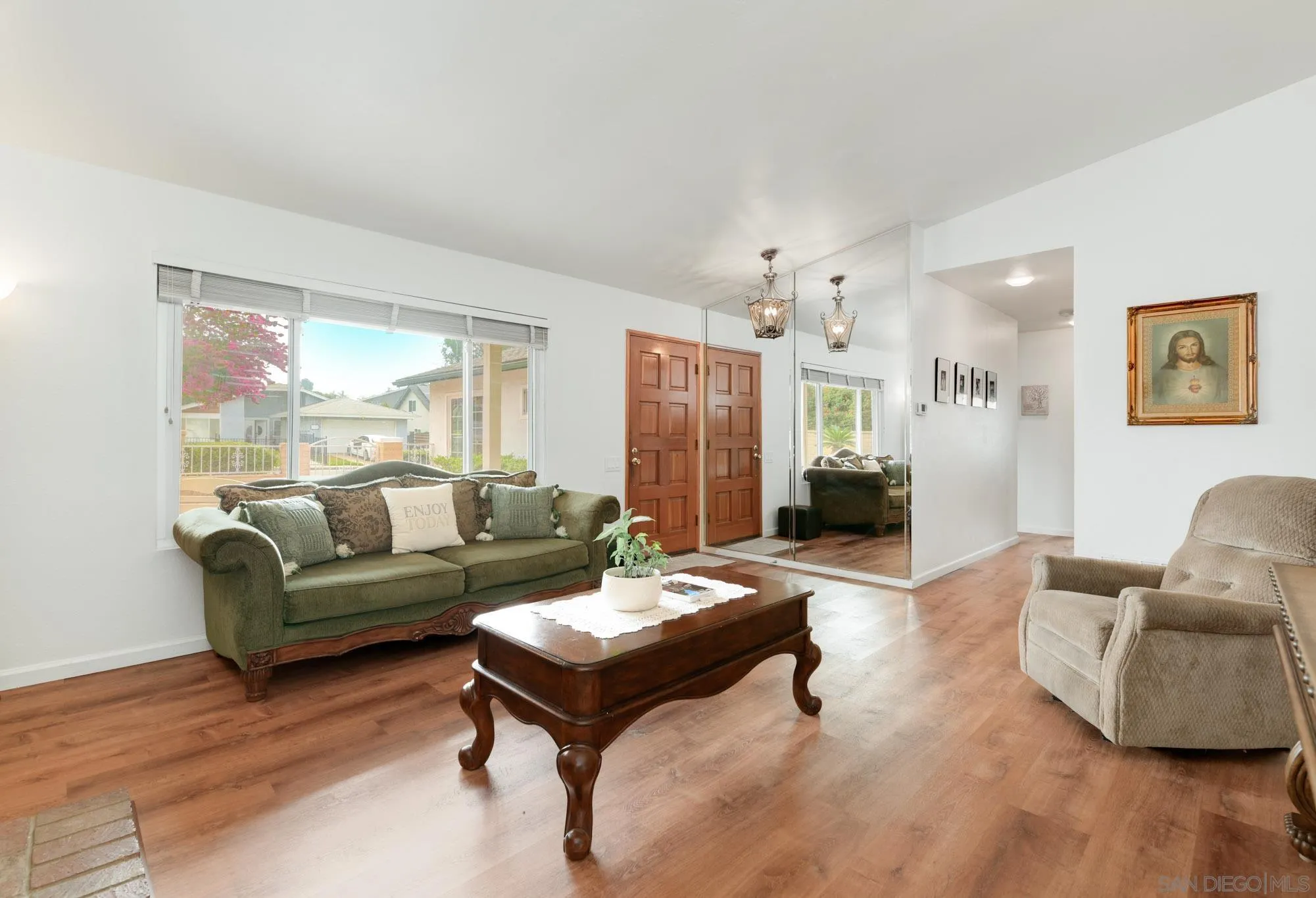 https://cdn.realtyfeed.com/cdn/127/250035123/f90b811e0789c038f70ff4419fee3996.webp