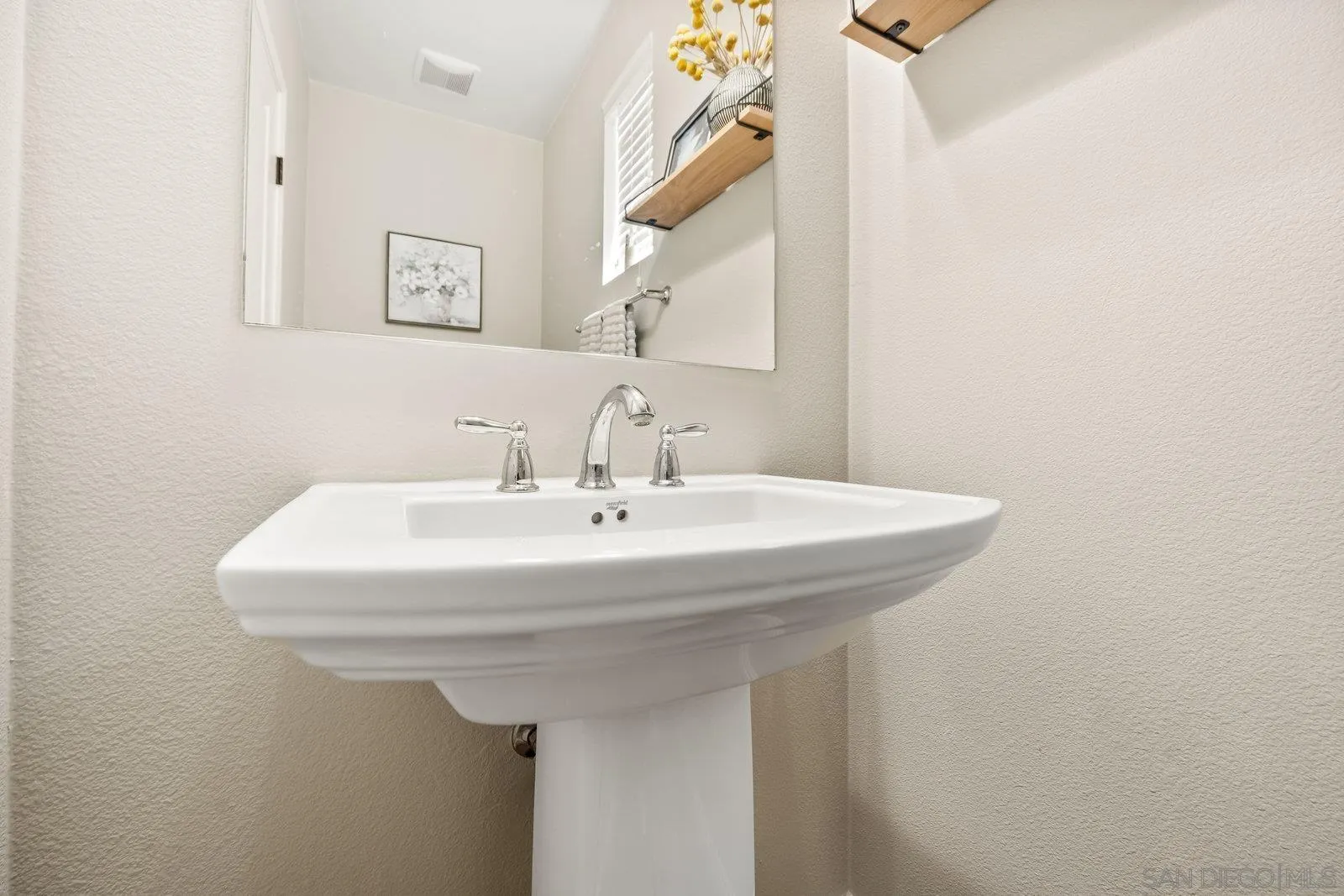 https://cdn.realtyfeed.com/cdn/127/250035193/437d67a9eabf50a13bc8fd37024632e4.webp
