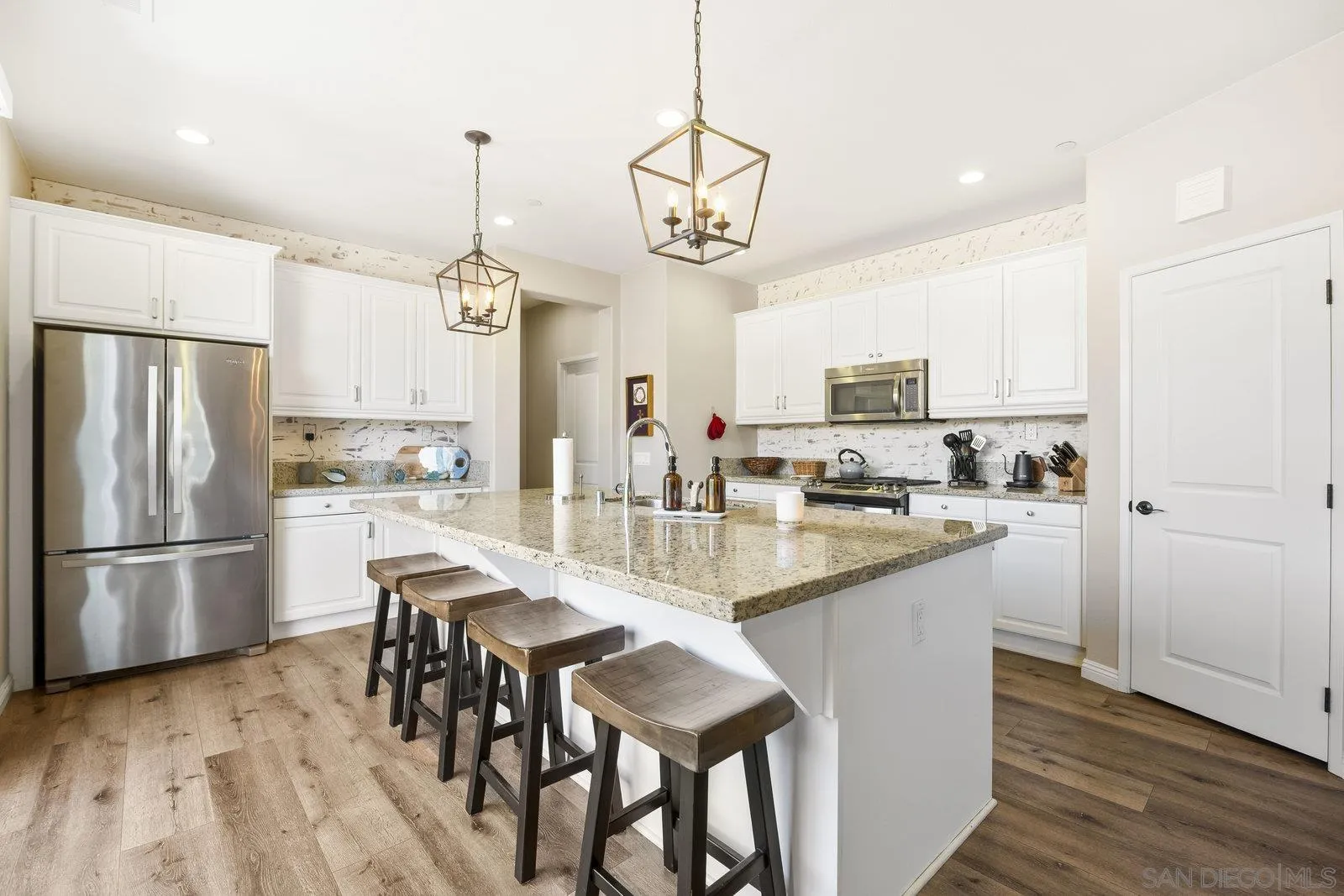 https://cdn.realtyfeed.com/cdn/127/250035193/6af4e0d5ebafcef588e4e9e41514ed58.webp