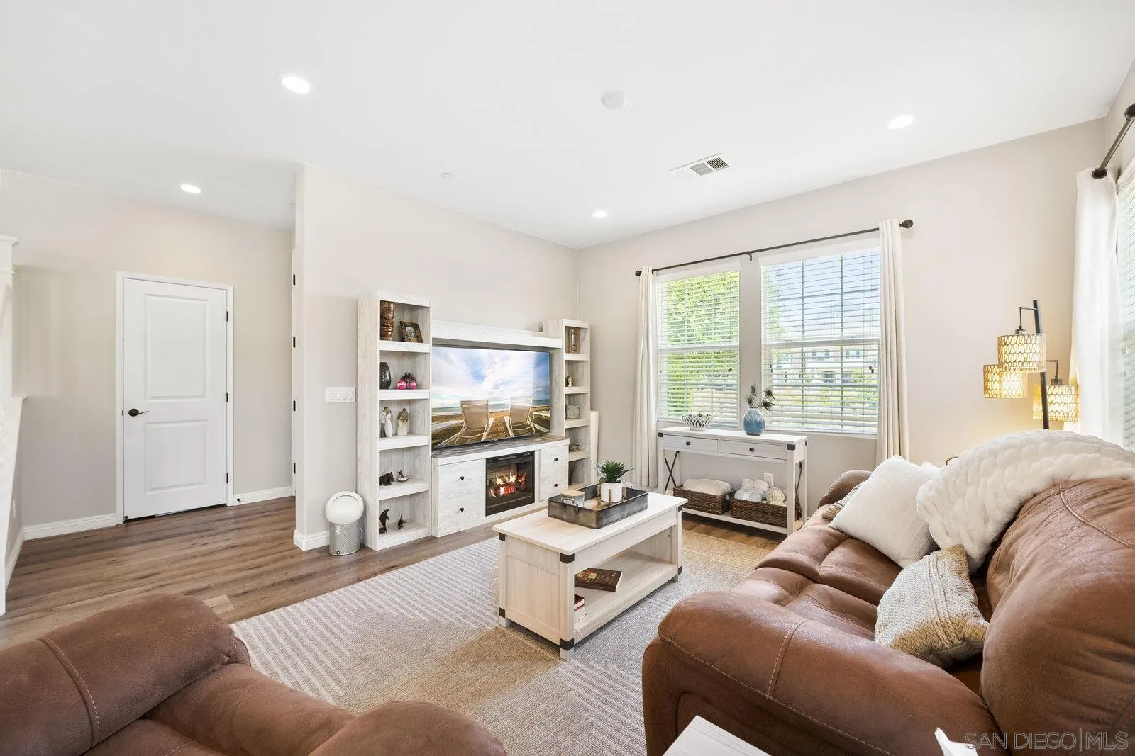 https://cdn.realtyfeed.com/cdn/127/250035193/6e93d227eec1cbb2d230f3f574d16ca1.webp