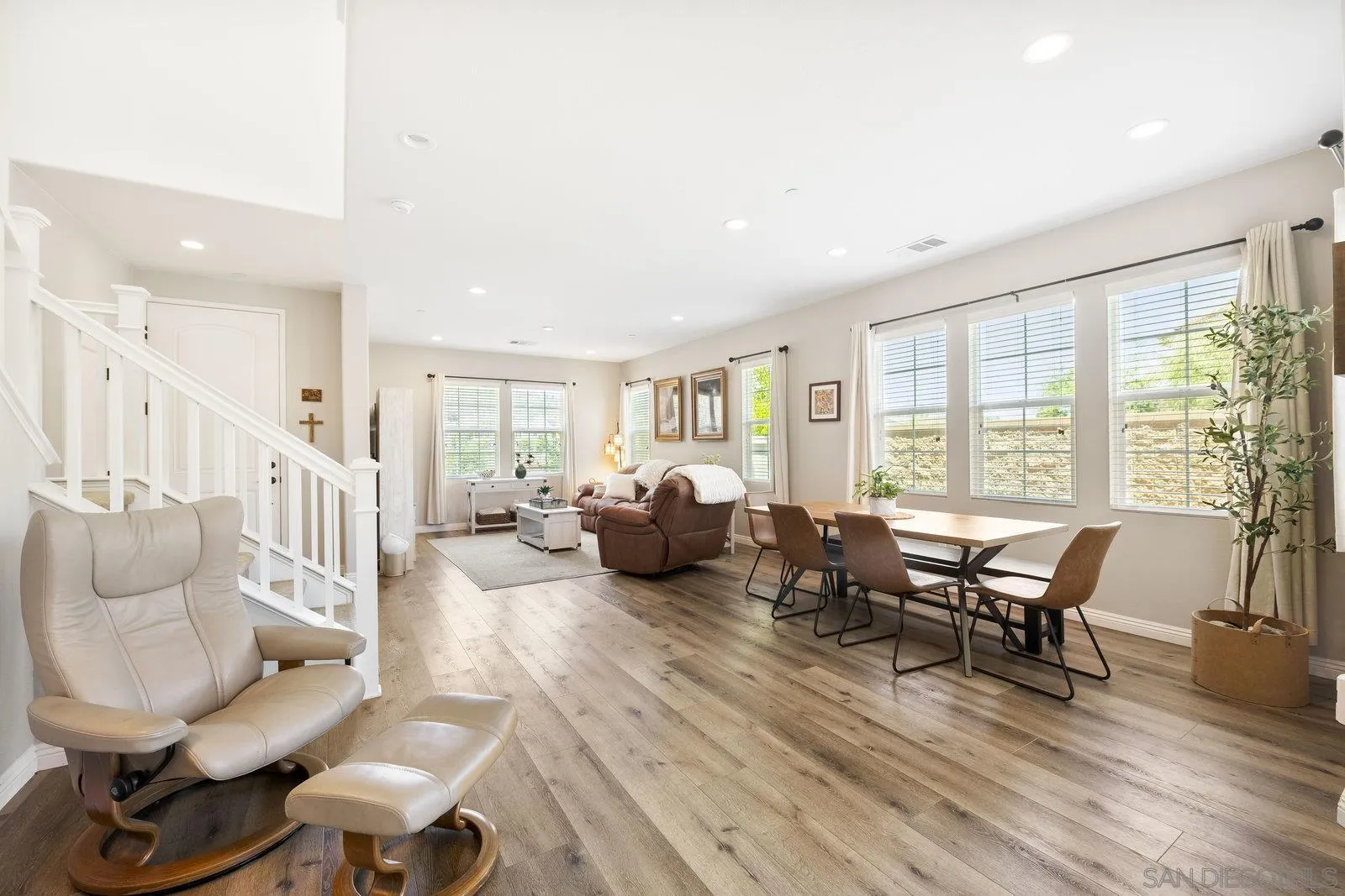 https://cdn.realtyfeed.com/cdn/127/250035193/9527367f270fae4f0e7749547af9e10d.webp