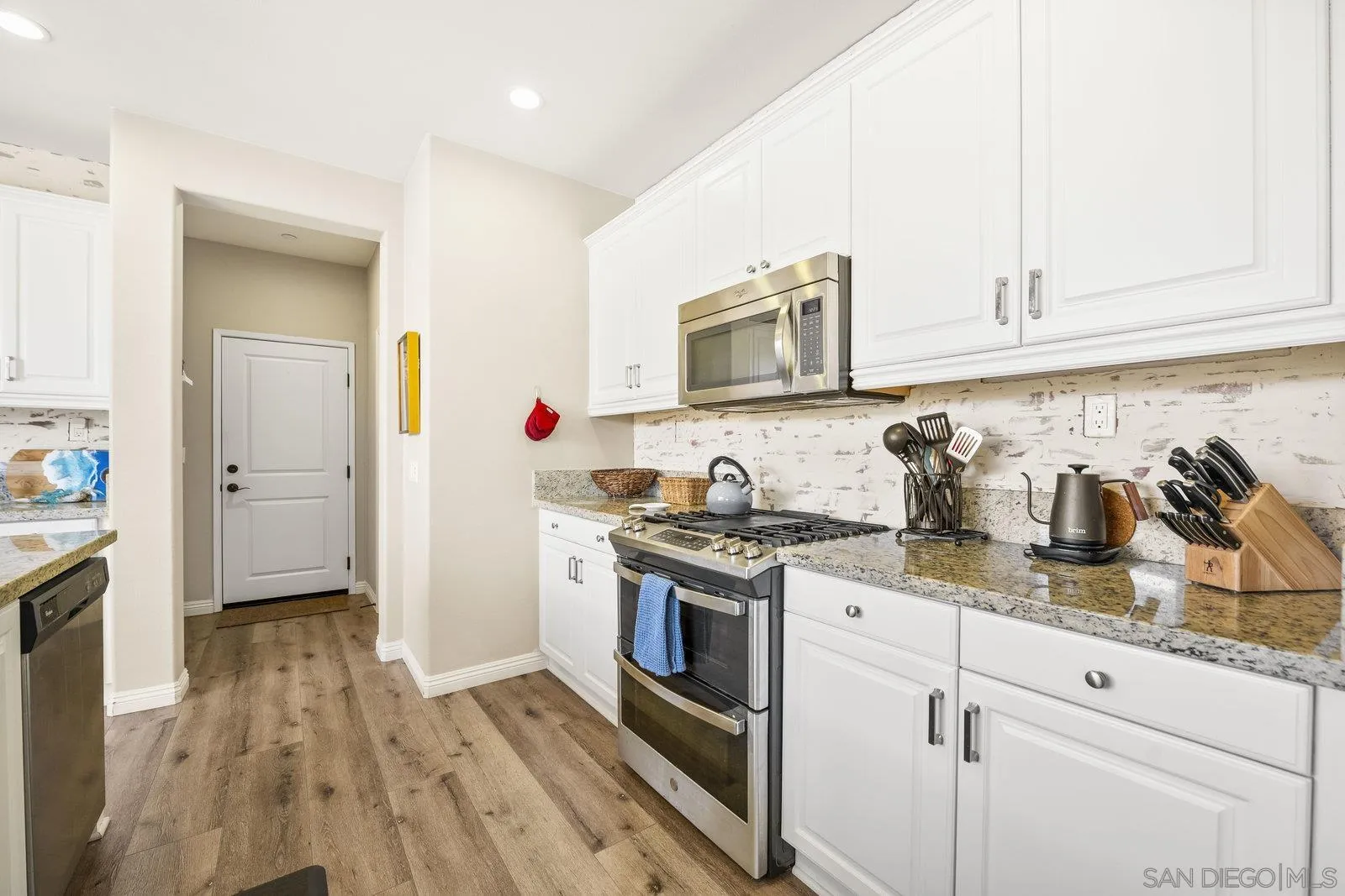 https://cdn.realtyfeed.com/cdn/127/250035193/ddd26234cc1f96677ec1902773213c96.webp