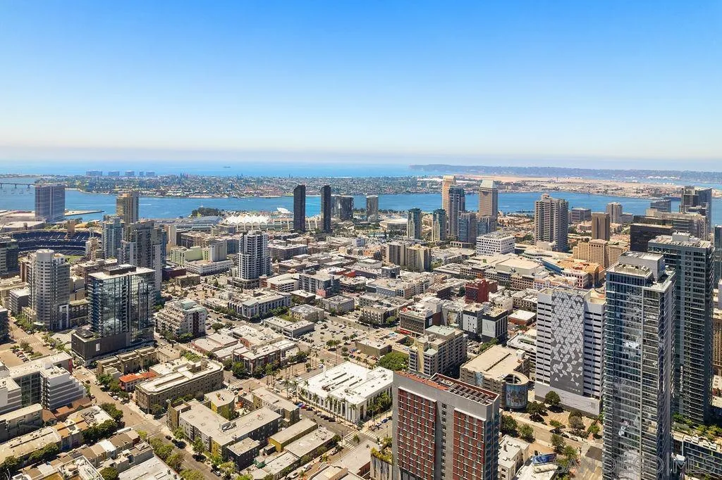 https://cdn.realtyfeed.com/cdn/127/250035198/bc113e920633d232c65712ef8113c30b.webp