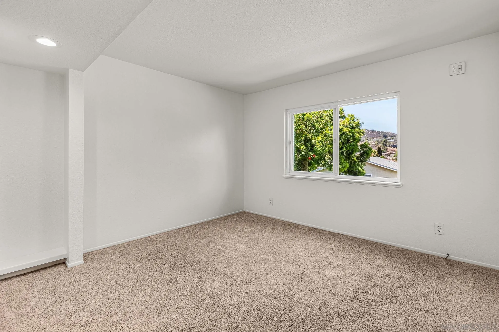 https://cdn.realtyfeed.com/cdn/127/250035217/adc1a58f7c738e3190ec95159c8e93c4.webp