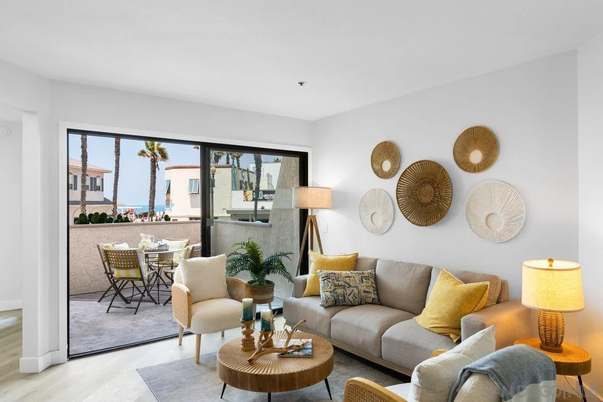 Browse active condo listings in PACIFIC BEACH