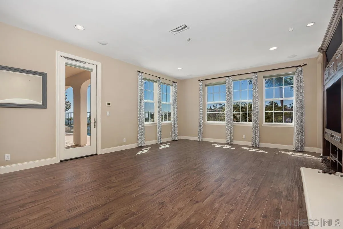 https://cdn.realtyfeed.com/cdn/127/250035247/f6a7327921e51b0694e8f715d3855952.webp