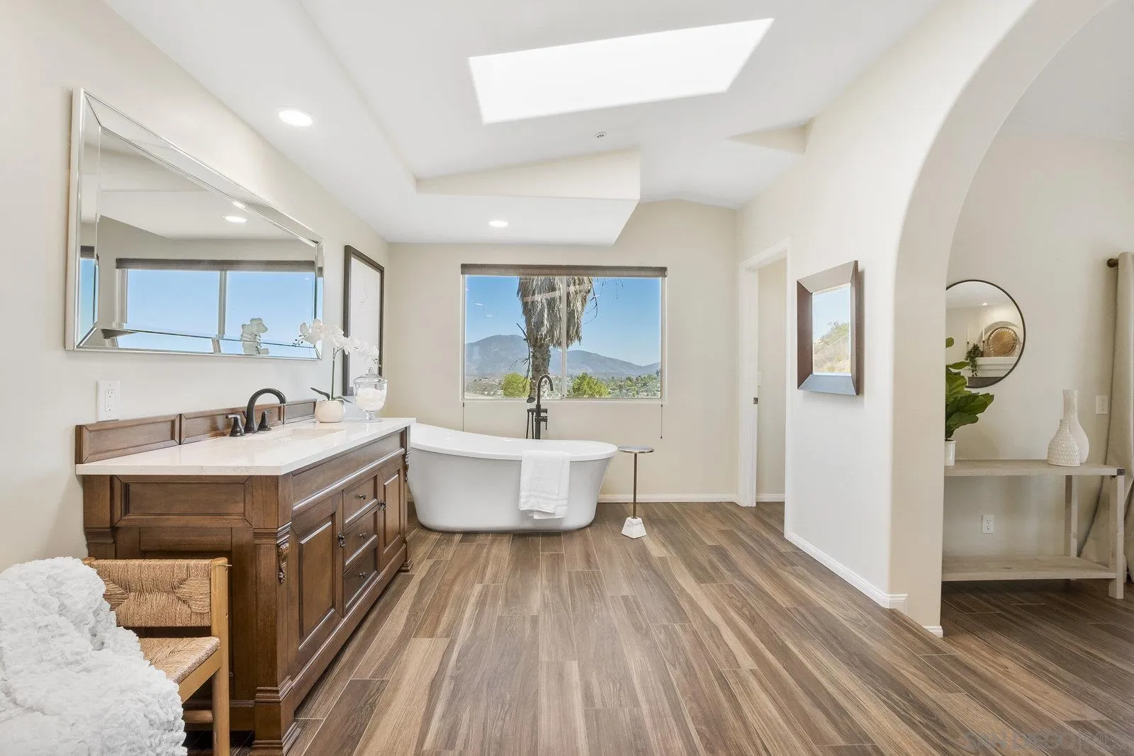 https://cdn.realtyfeed.com/cdn/127/250035255/d6fb131ce1bc49afd037f77a55549442.webp