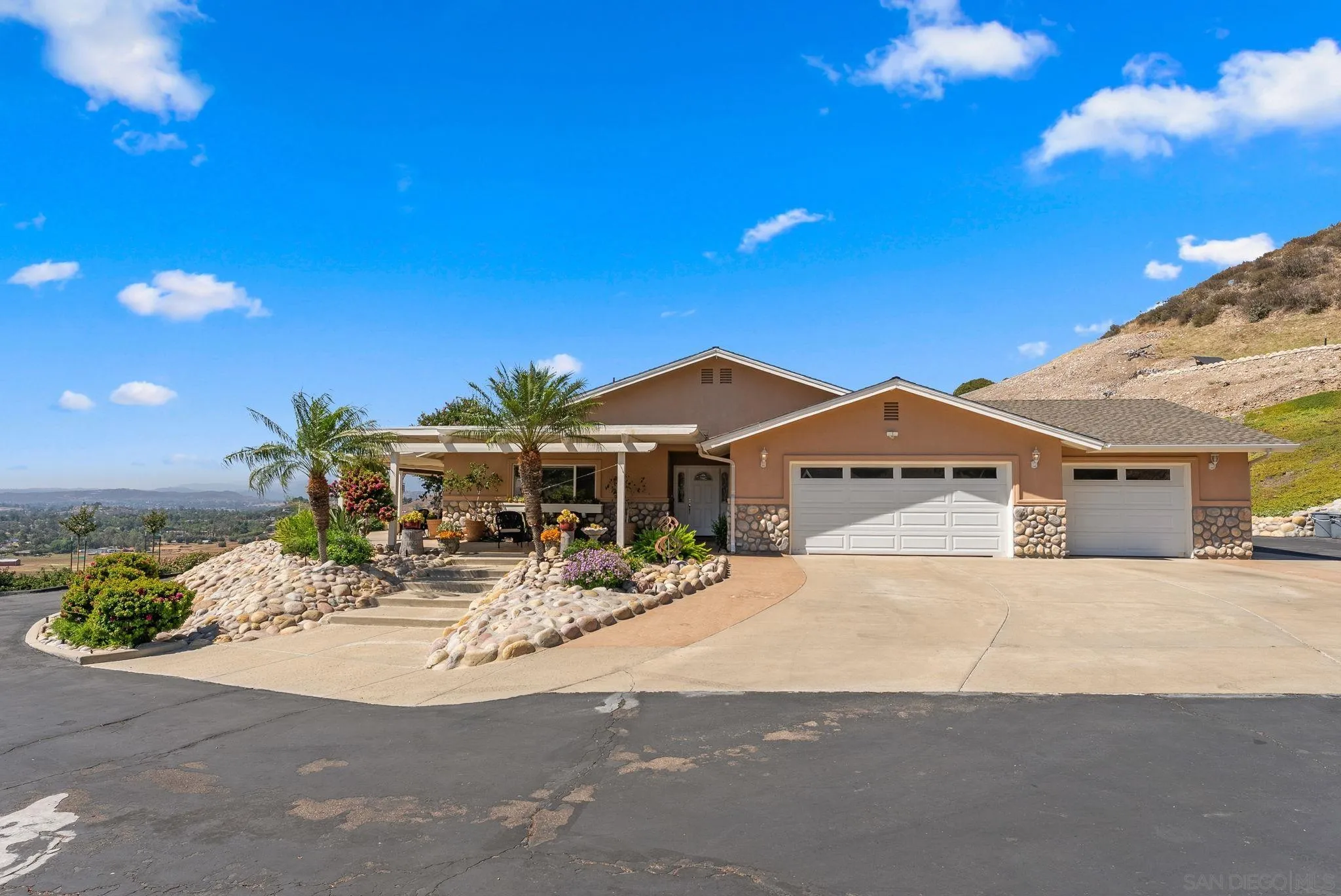 https://cdn.realtyfeed.com/cdn/127/250035270/6b856dbcb7db78afd84bf925fd3a761e.webp