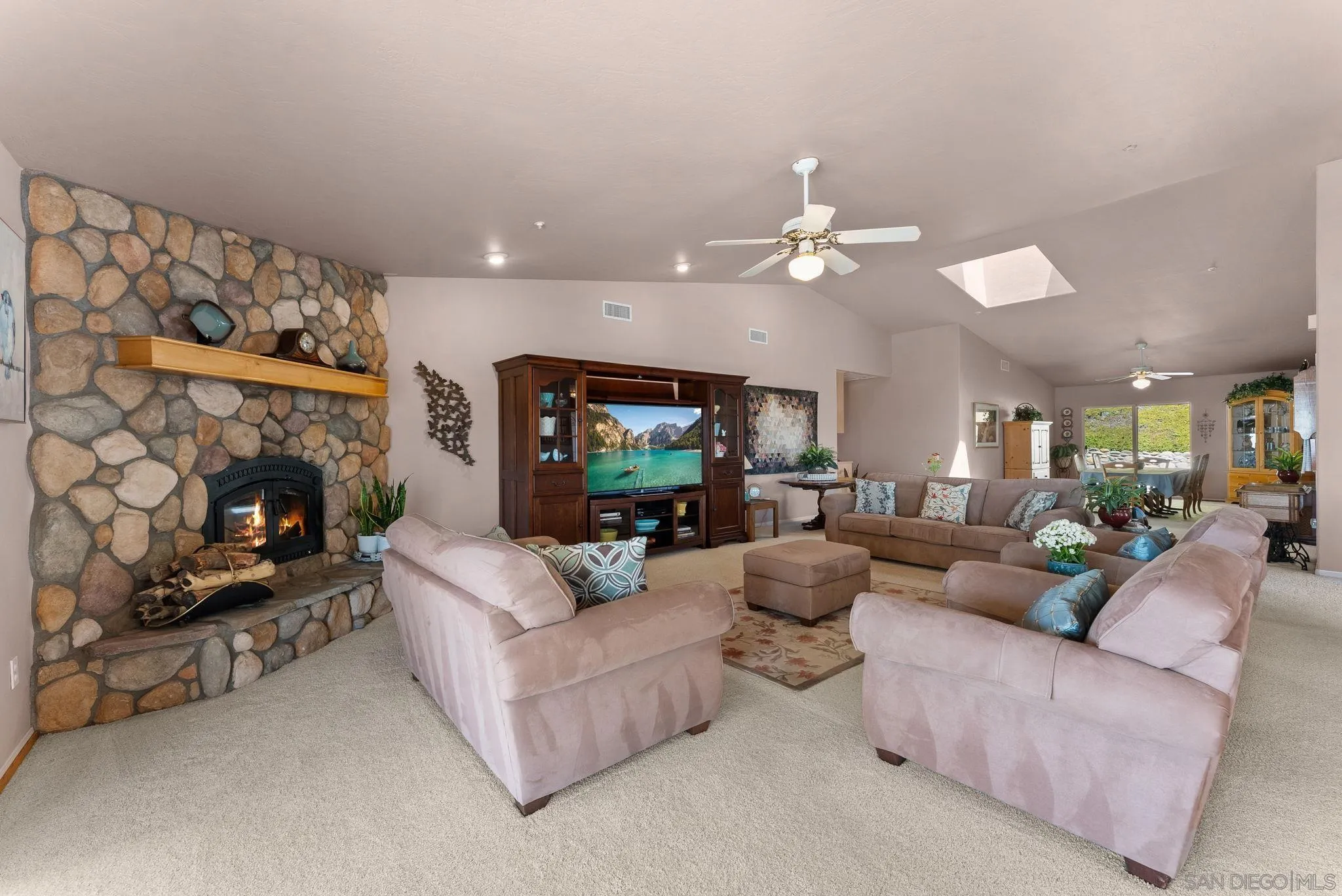 https://cdn.realtyfeed.com/cdn/127/250035270/fedba79e0f98ef58d7545edc46f1db26.webp