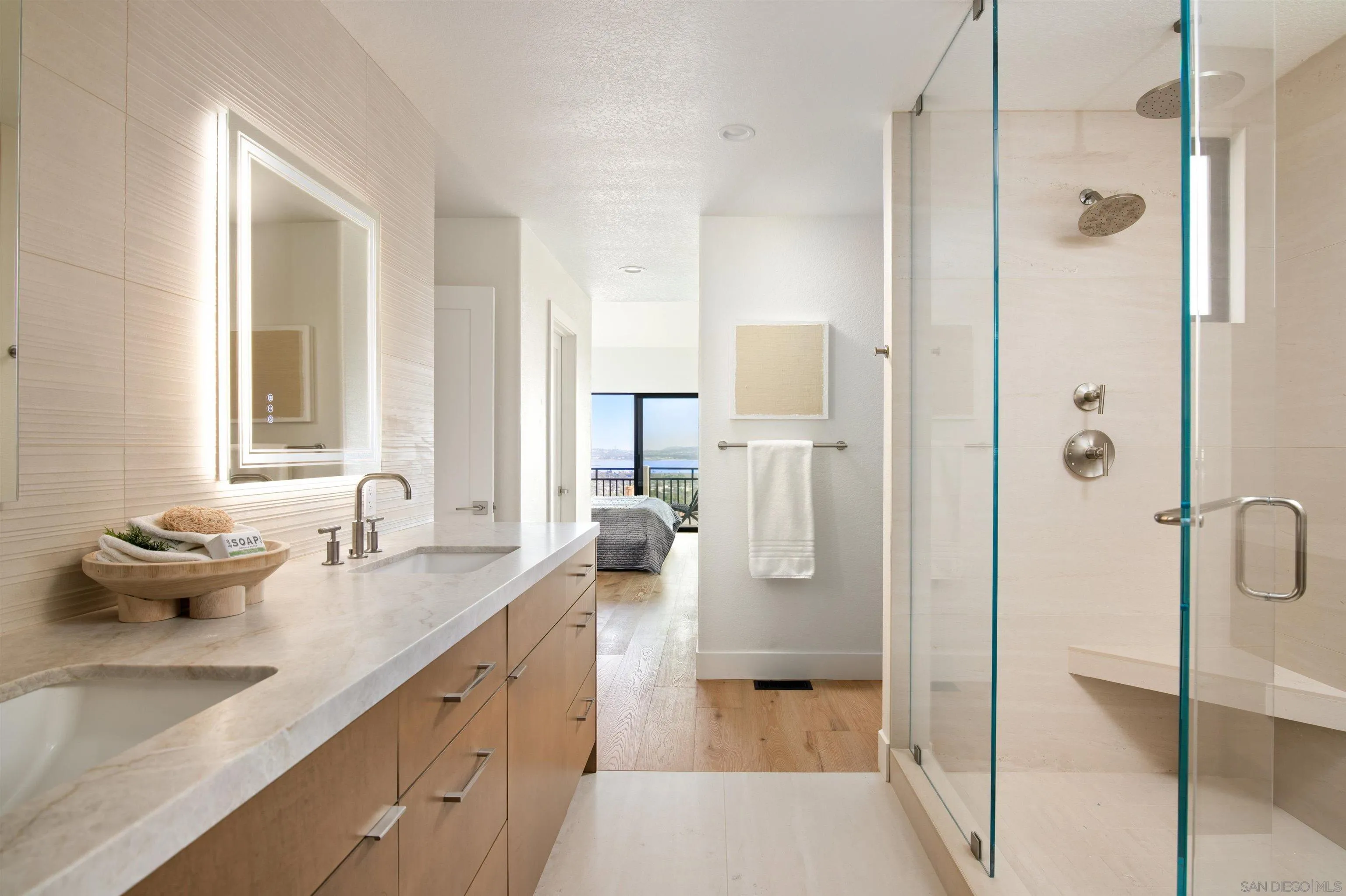 https://cdn.realtyfeed.com/cdn/127/250035317/8b911f9587e0c13445389c325e8c210f.webp