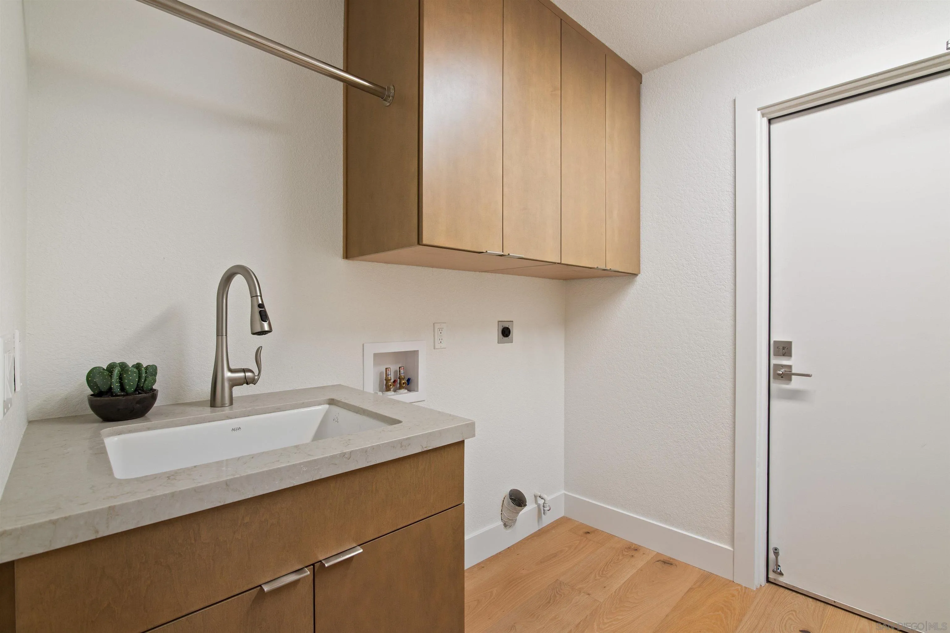 https://cdn.realtyfeed.com/cdn/127/250035317/cca4188e1bc1704df522655303079e67.webp