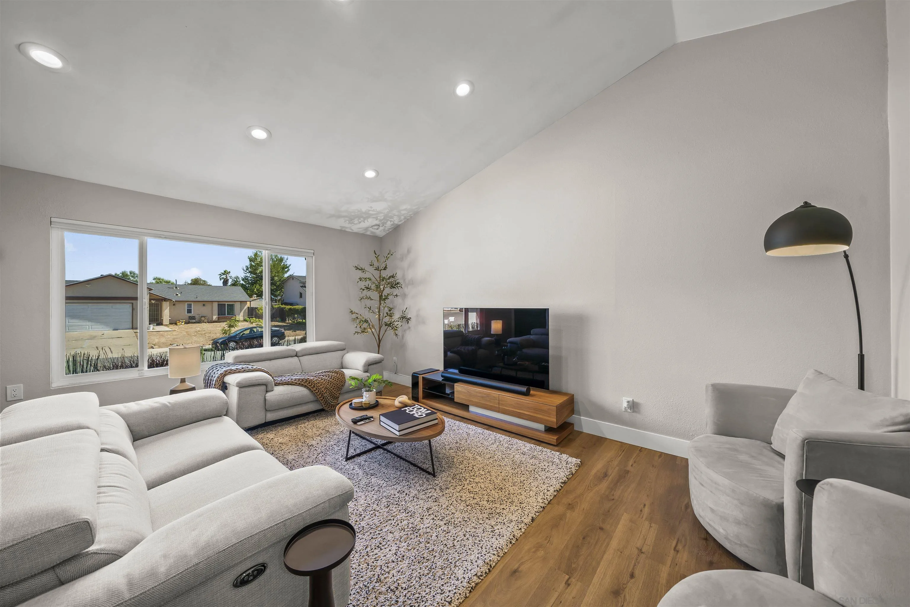 https://cdn.realtyfeed.com/cdn/127/250035365/6ab96fd7acf62bcac8db1575bc3e71ed.webp