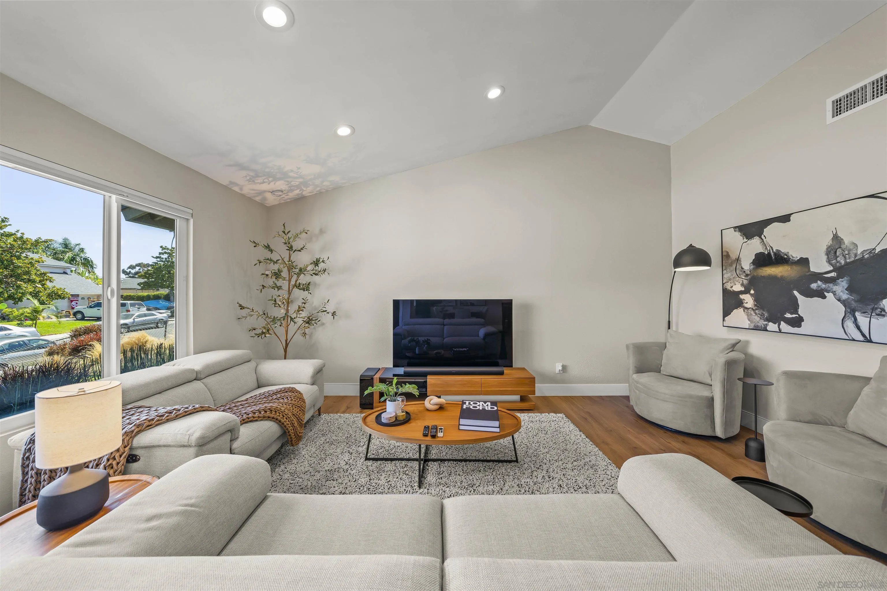https://cdn.realtyfeed.com/cdn/127/250035365/b09e9bec8a8745785f2cf68d6b96052a.webp