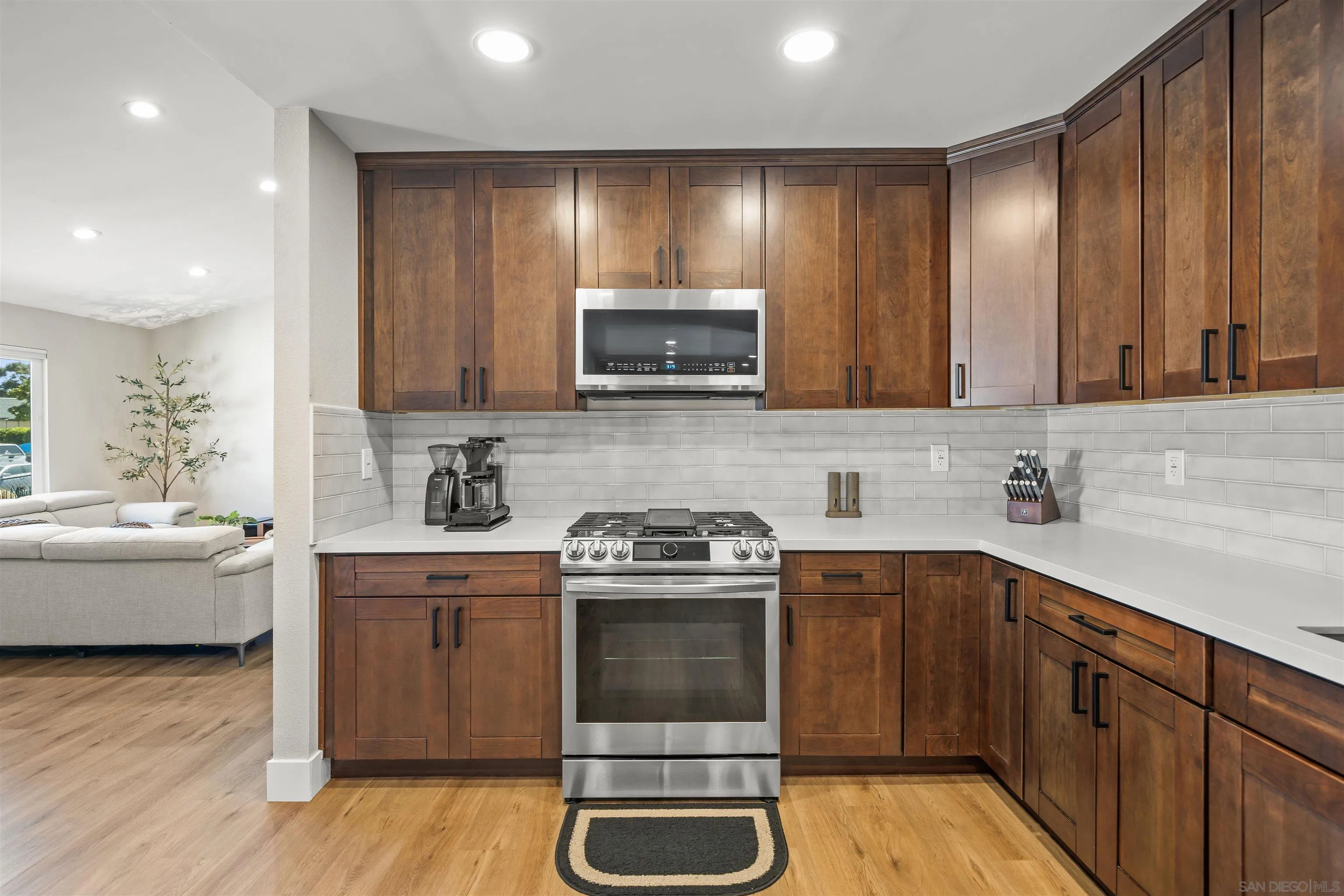 https://cdn.realtyfeed.com/cdn/127/250035365/cd6028e13efce347c73b9cd07968ca3b.webp