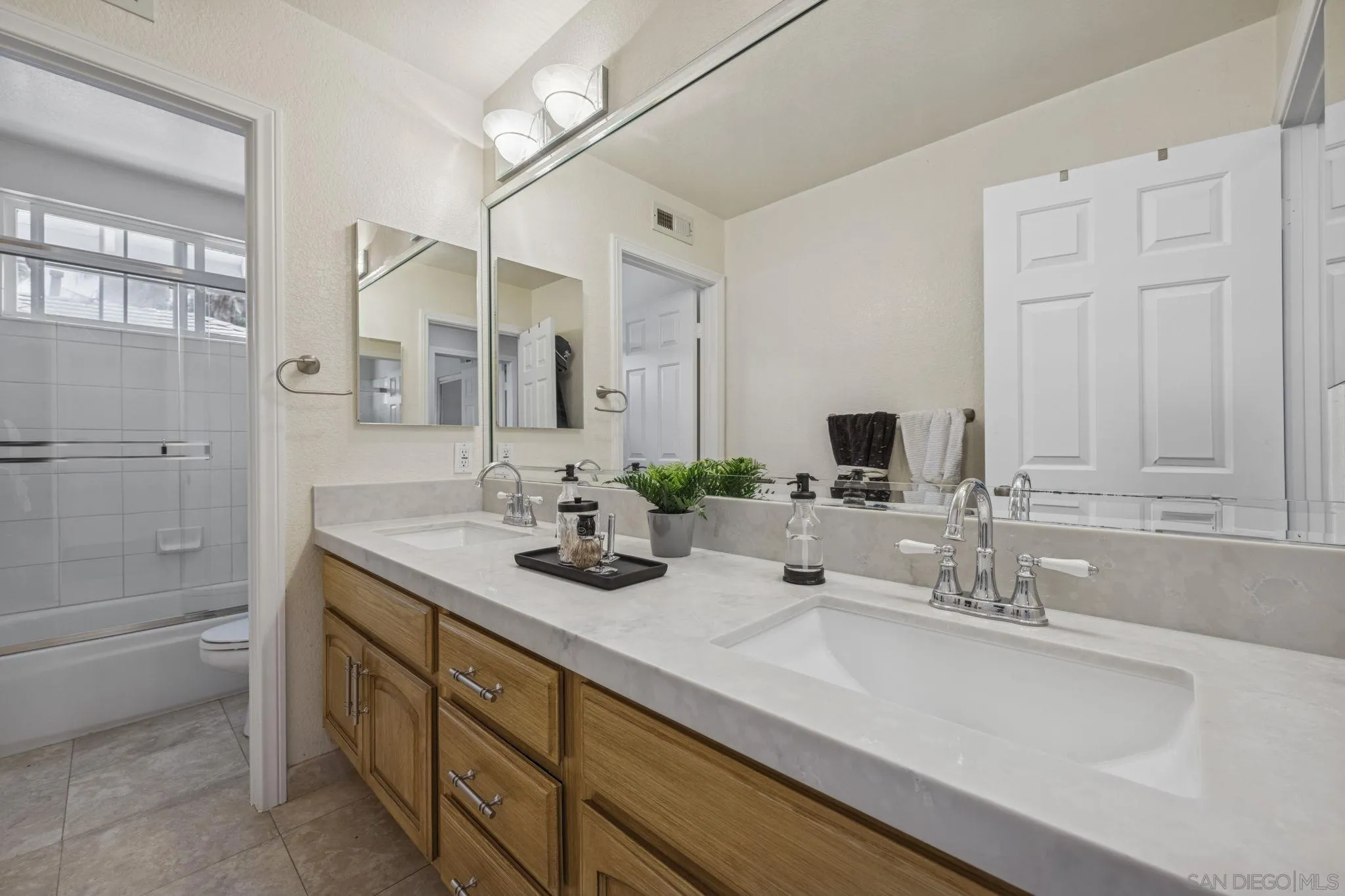 https://cdn.realtyfeed.com/cdn/127/250035476/4ab9c3c516224349a4bfe2745e69e800.webp