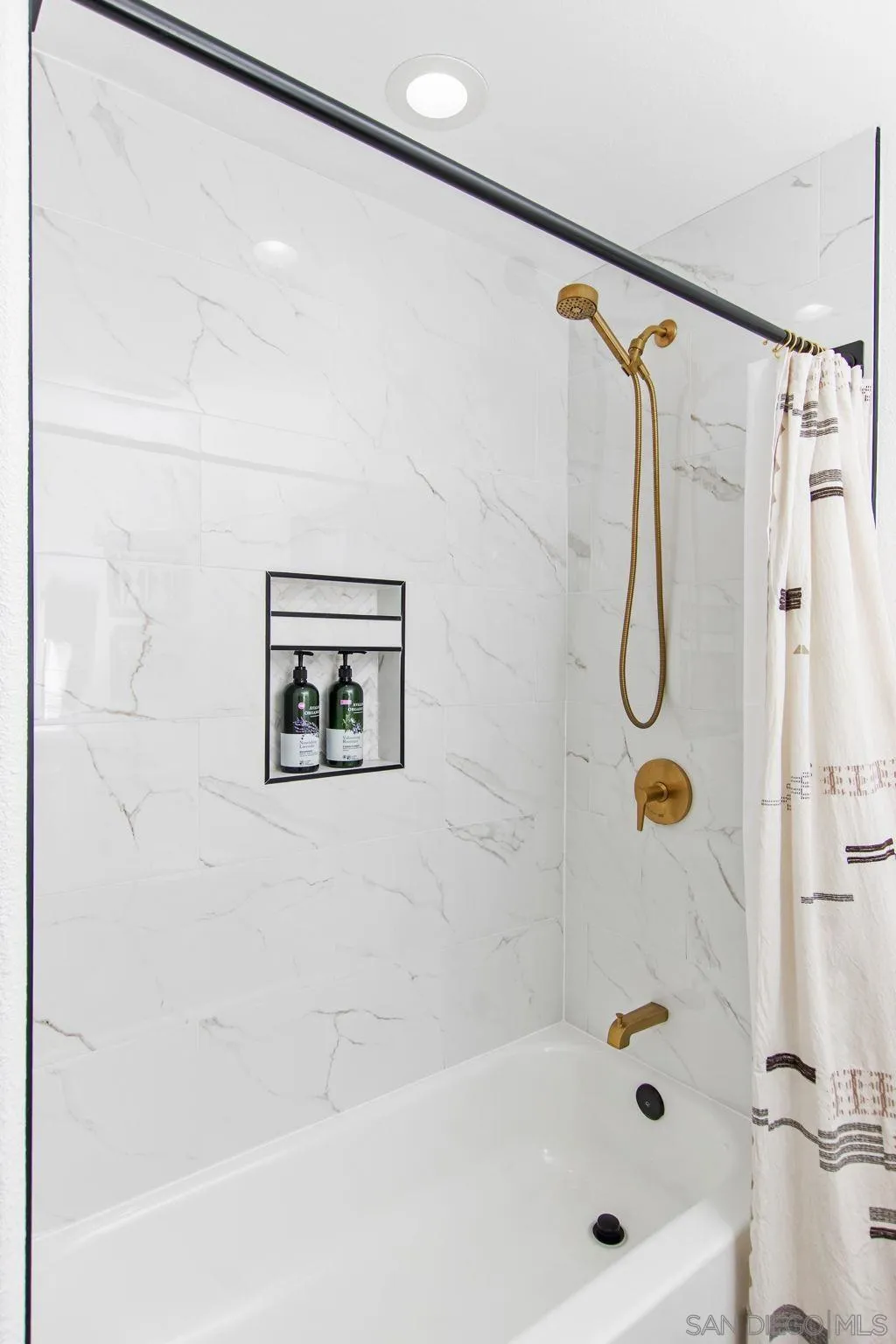 https://cdn.realtyfeed.com/cdn/127/250035498/f303acbd03fe53f0ff7293cb6d9a8e1c.webp