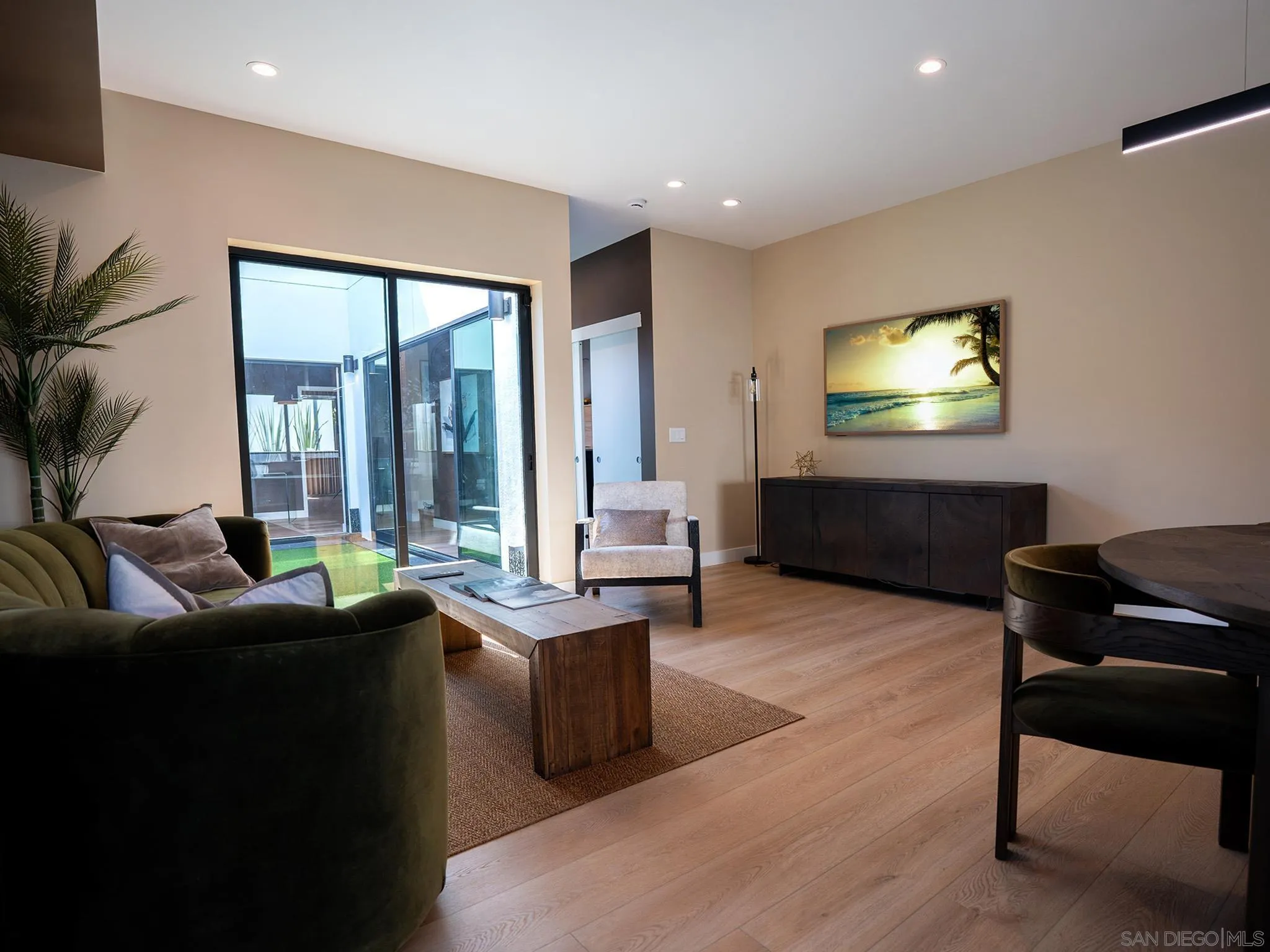 https://cdn.realtyfeed.com/cdn/127/250035530/ff0627deed198c08339742eb8ae1407e.webp