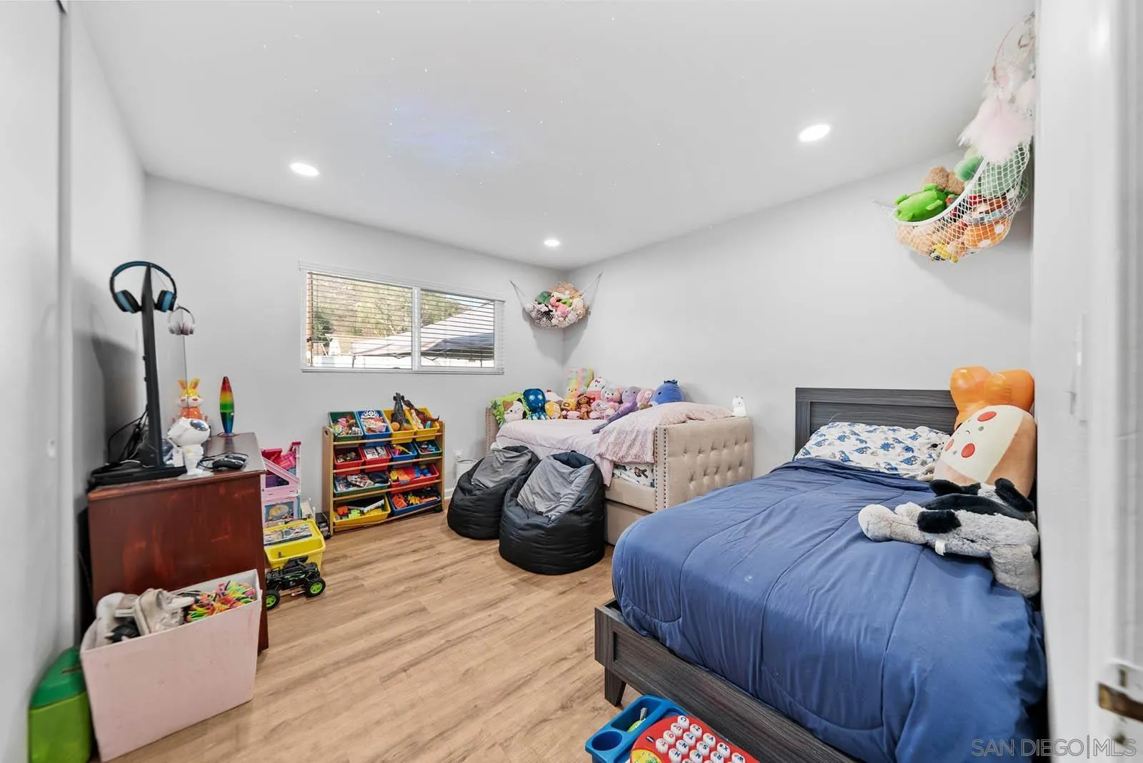 https://cdn.realtyfeed.com/cdn/127/250035612/de55161209d31a730066852351cab421.webp