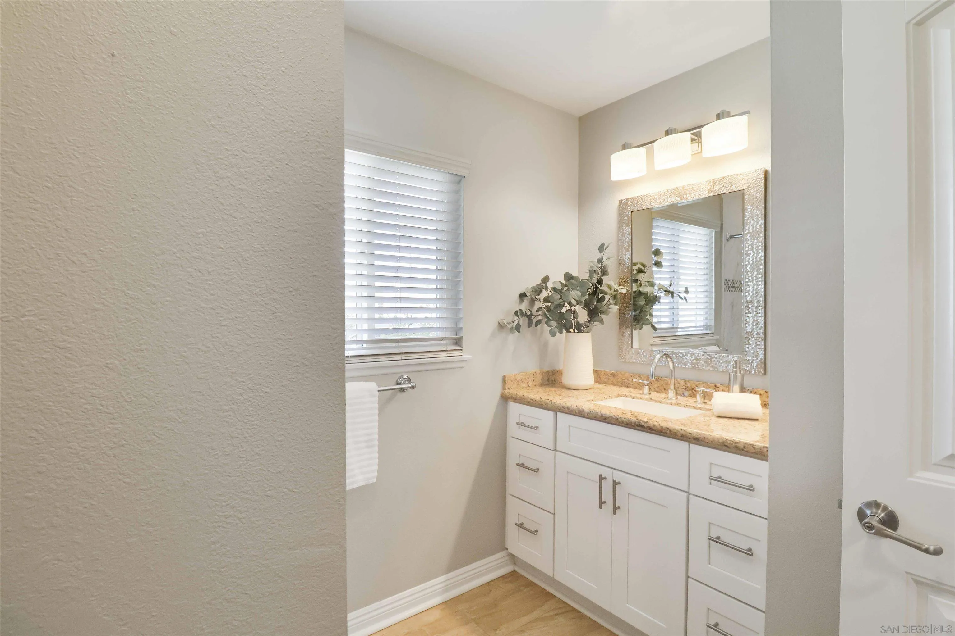 https://cdn.realtyfeed.com/cdn/127/250035616/69dc6b16e38f3a8e22c5ca59a3115042.webp