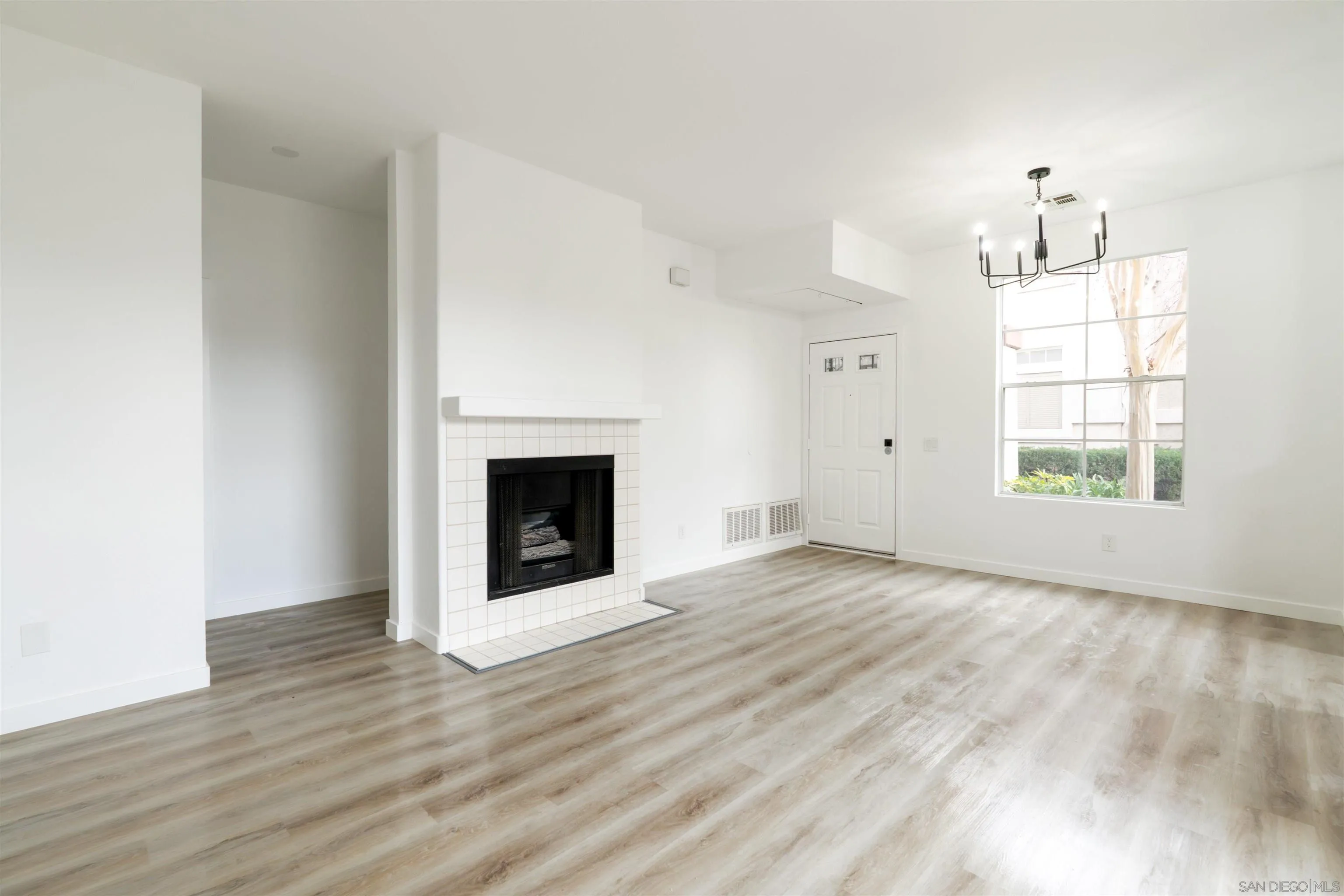 Photo #7: 250035624 Listing: Photo #7