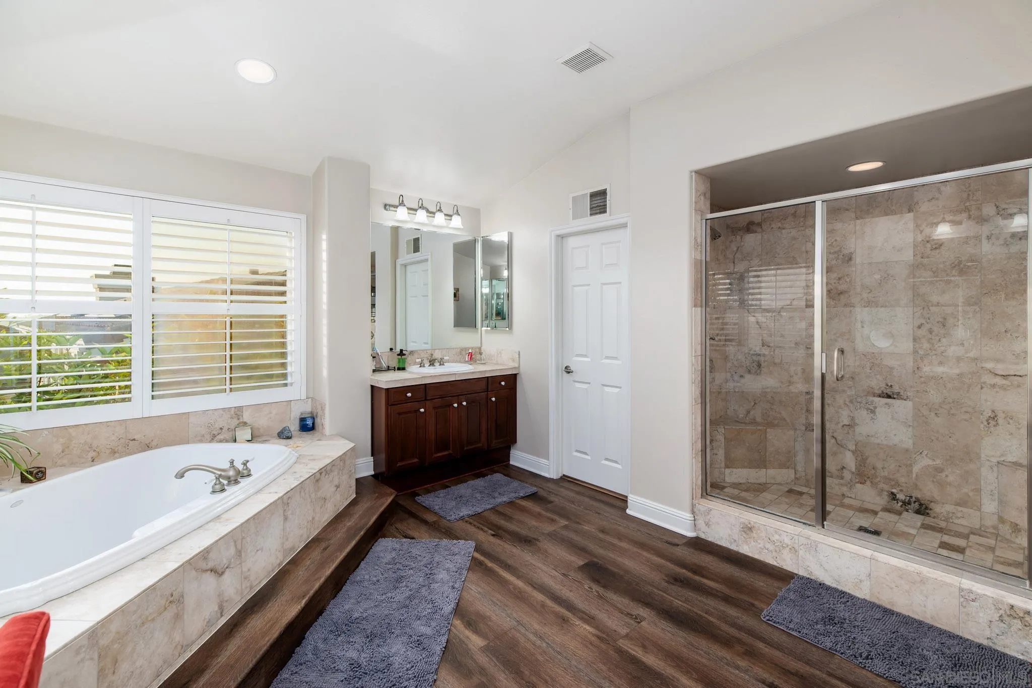 https://cdn.realtyfeed.com/cdn/127/250035631/7ebf61f4be11f15dd561a490f3c9603e.webp