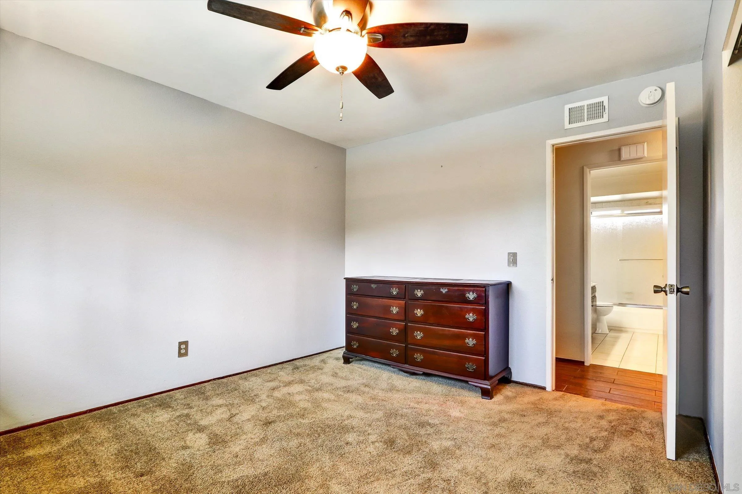 https://cdn.realtyfeed.com/cdn/127/250035647/c1db8876ca150b67abb9a2db16f0c673.webp