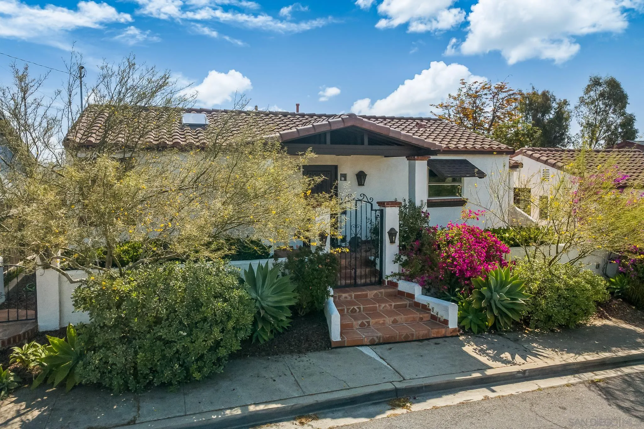 https://cdn.realtyfeed.com/cdn/127/250035655/e077f87af5bcb13697794776df3dce75.webp