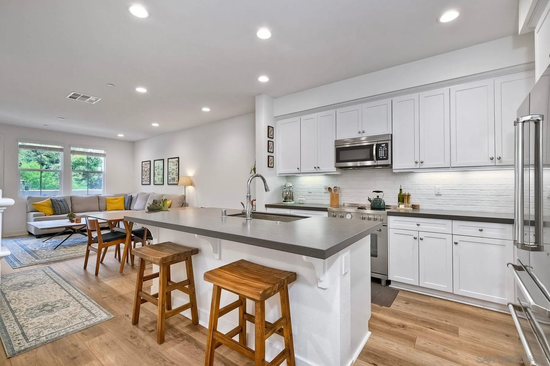 Photo #2: 250035767 Listing 