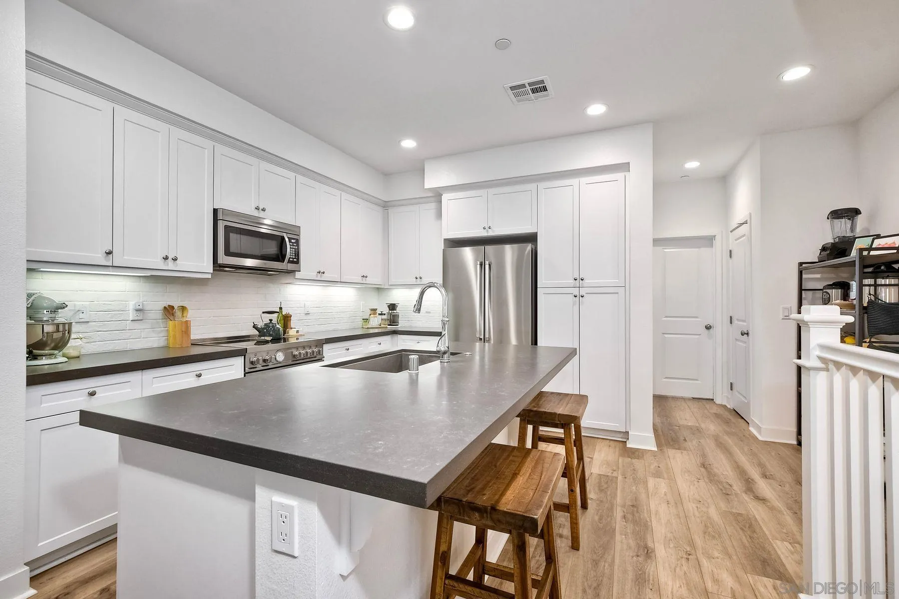 Photo #3: 250035767 Listing 