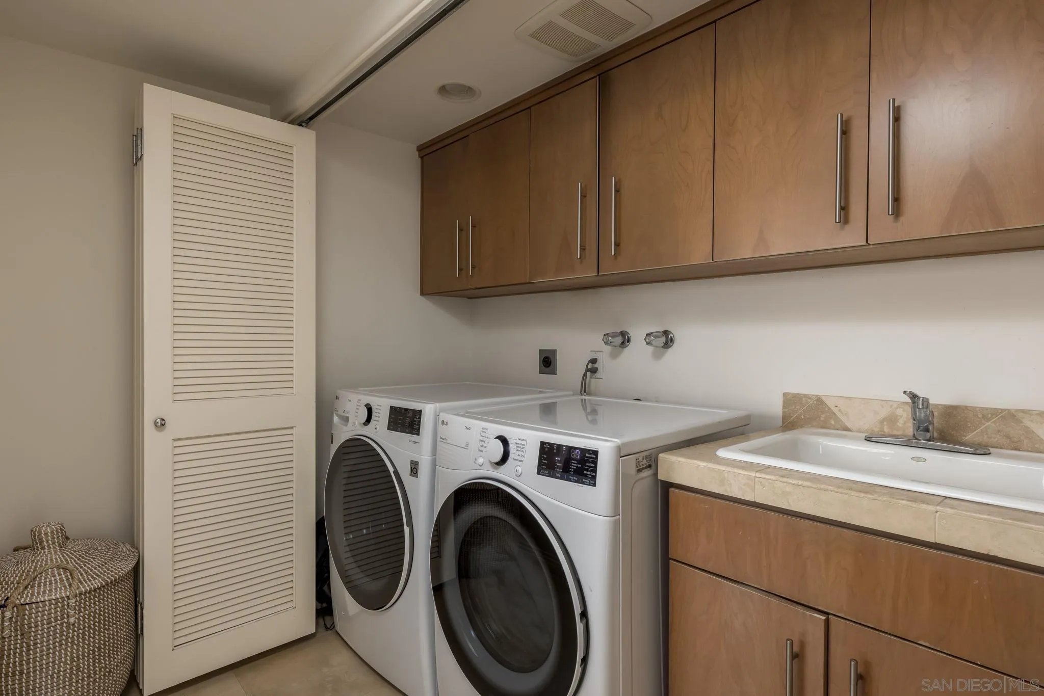 https://cdn.realtyfeed.com/cdn/127/250035820/336a0f9729cd92a60bf00577f41432f1.webp