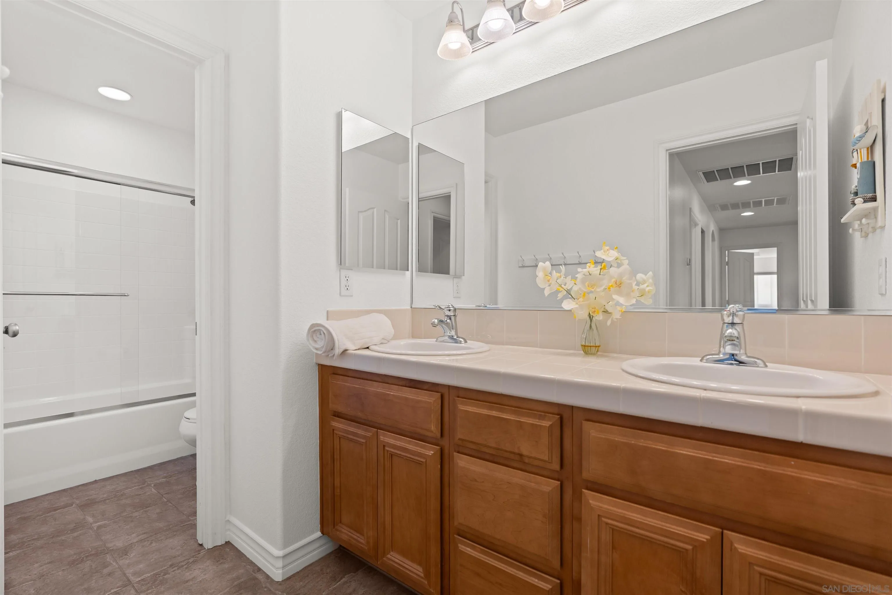 https://cdn.realtyfeed.com/cdn/127/250035825/25c8941a613940b496fc51b7f35dc3dc.webp