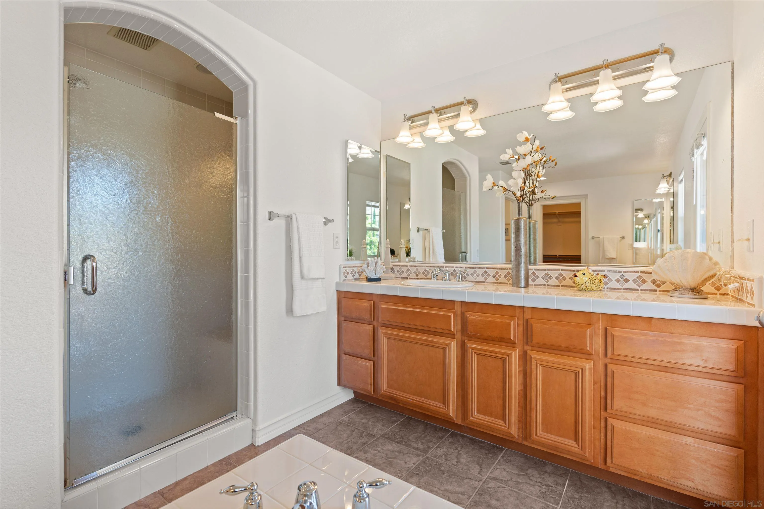 https://cdn.realtyfeed.com/cdn/127/250035825/514290c7a27b0ae41658768e748badb0.webp