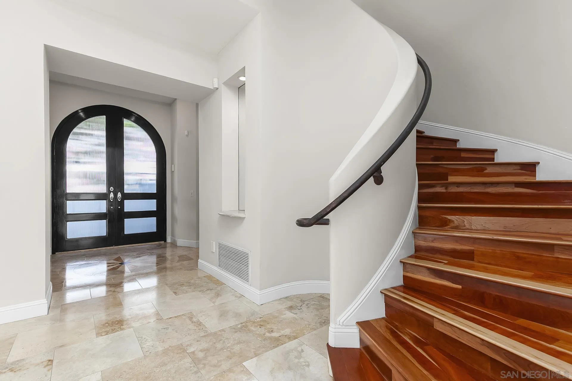 https://cdn.realtyfeed.com/cdn/127/250035854/566f318a3cb4e5f2ed1fbdf280de2b32.webp