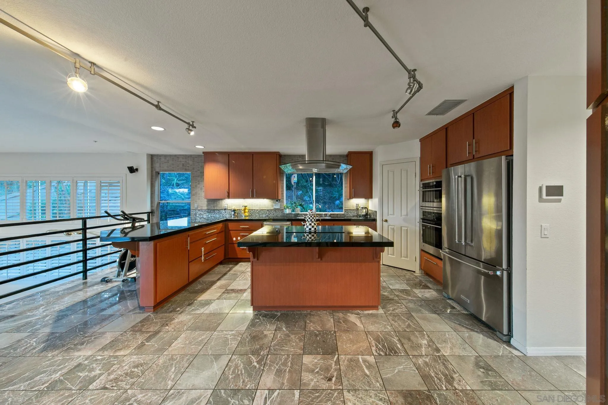 https://cdn.realtyfeed.com/cdn/127/250035855/615088ba2bd64b013f817e582e8082f8.webp
