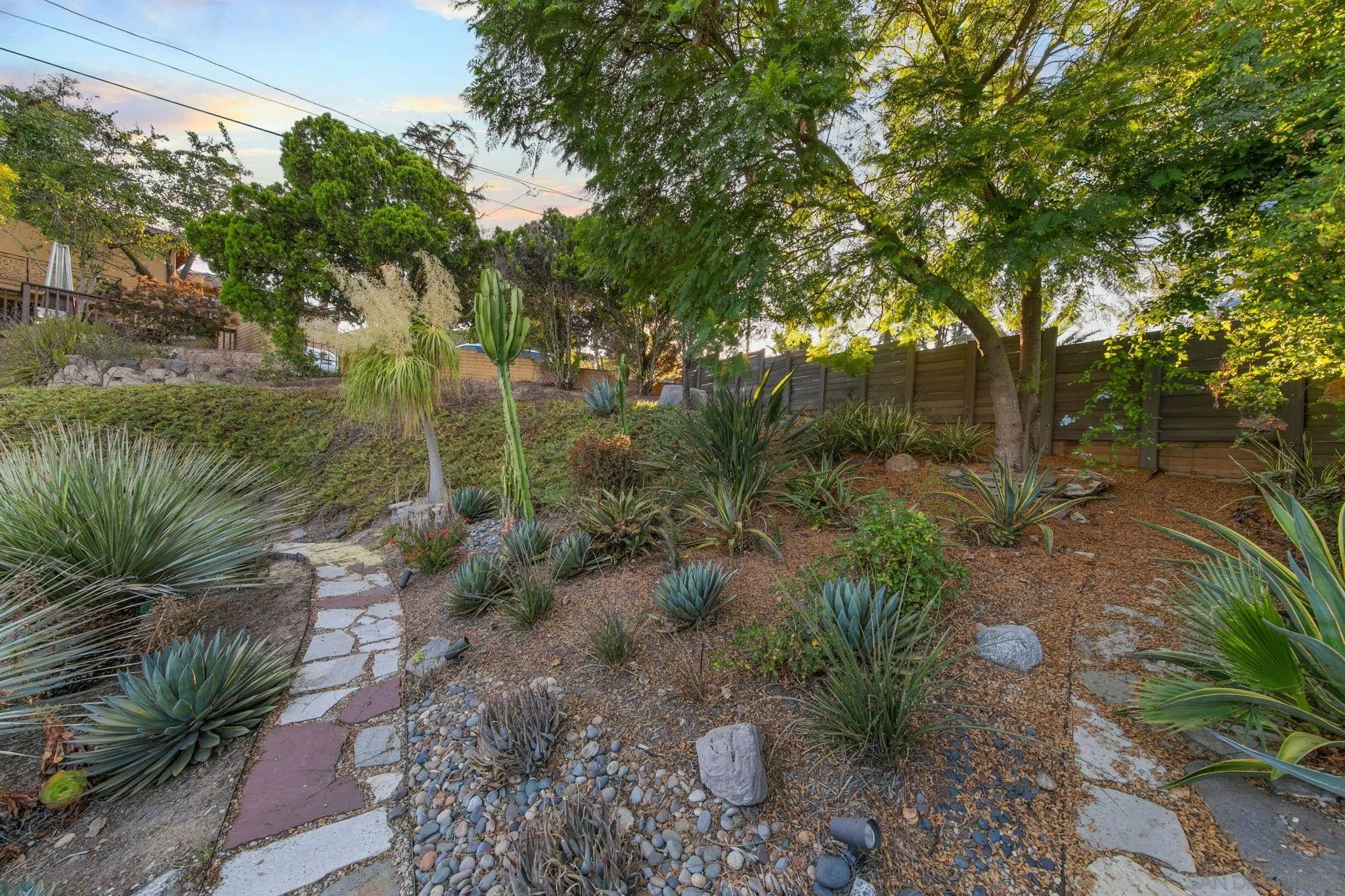 https://cdn.realtyfeed.com/cdn/127/250035855/c6ff13e81862a1eeb3ea8d694adba667.webp