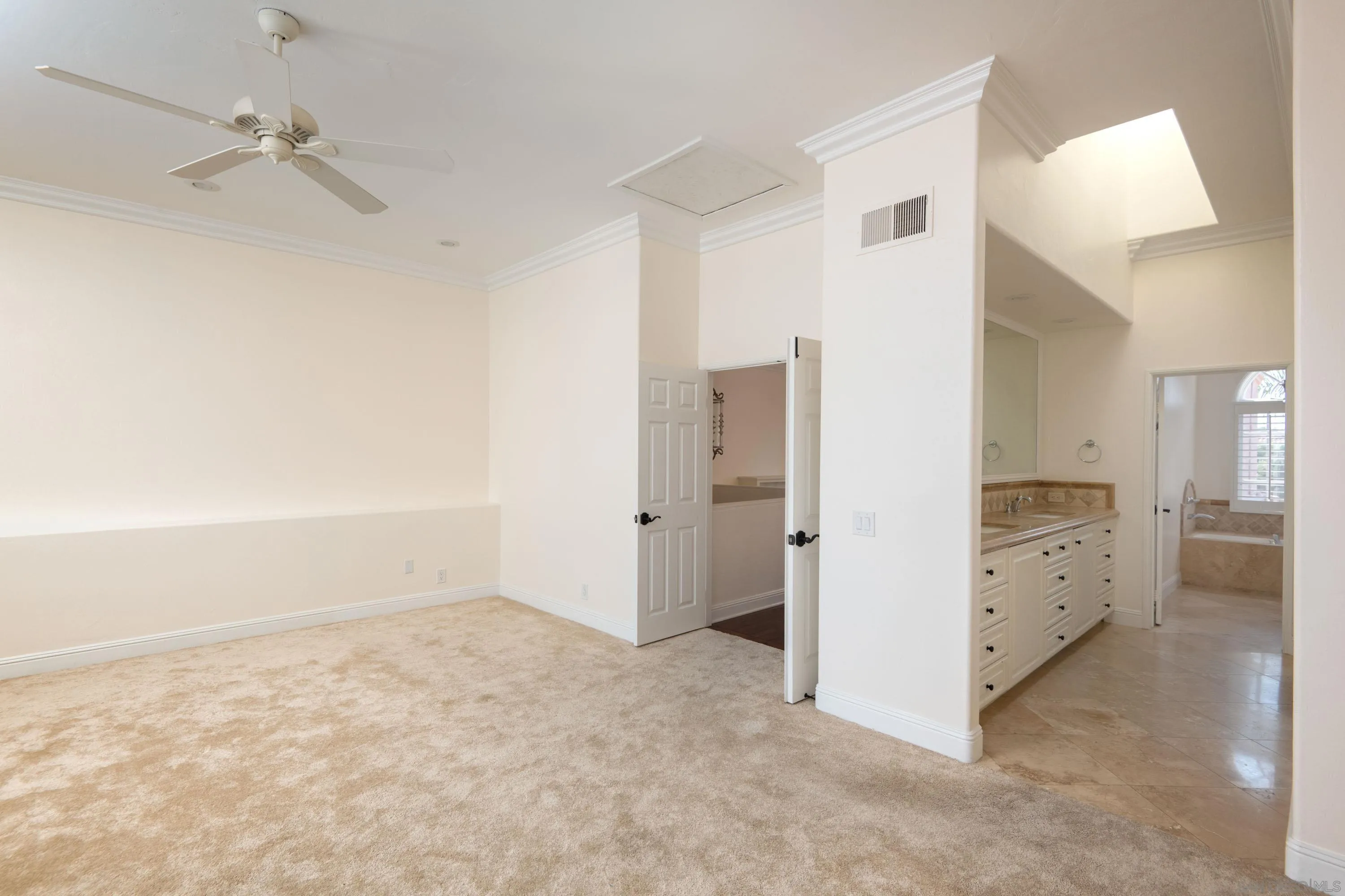 https://cdn.realtyfeed.com/cdn/127/250035893/8624a803693fc65c807c51a93ff202e3.webp