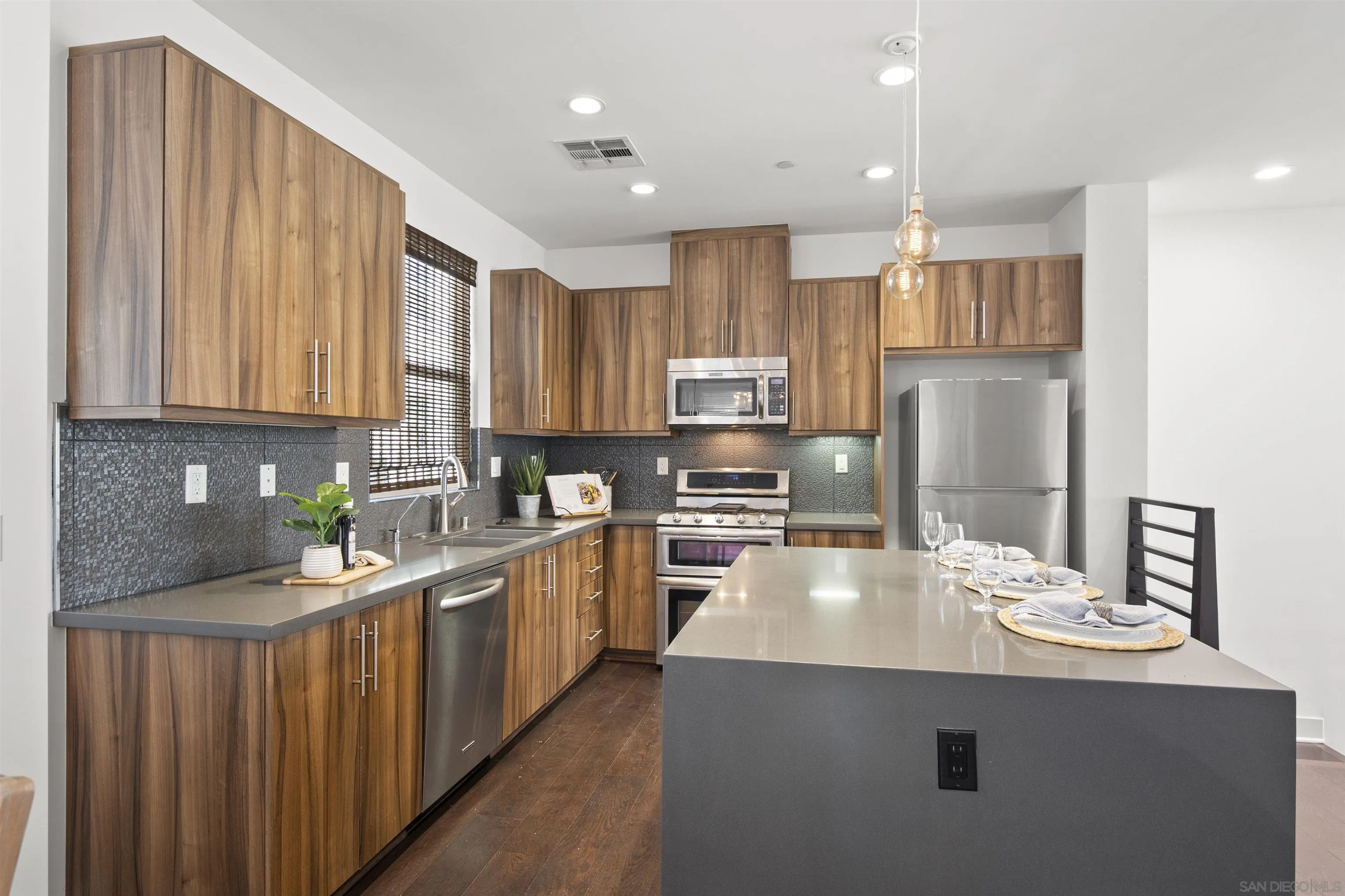 https://cdn.realtyfeed.com/cdn/127/250035912/3d40e0456ef1567bd9a274d7e7049cd3.webp