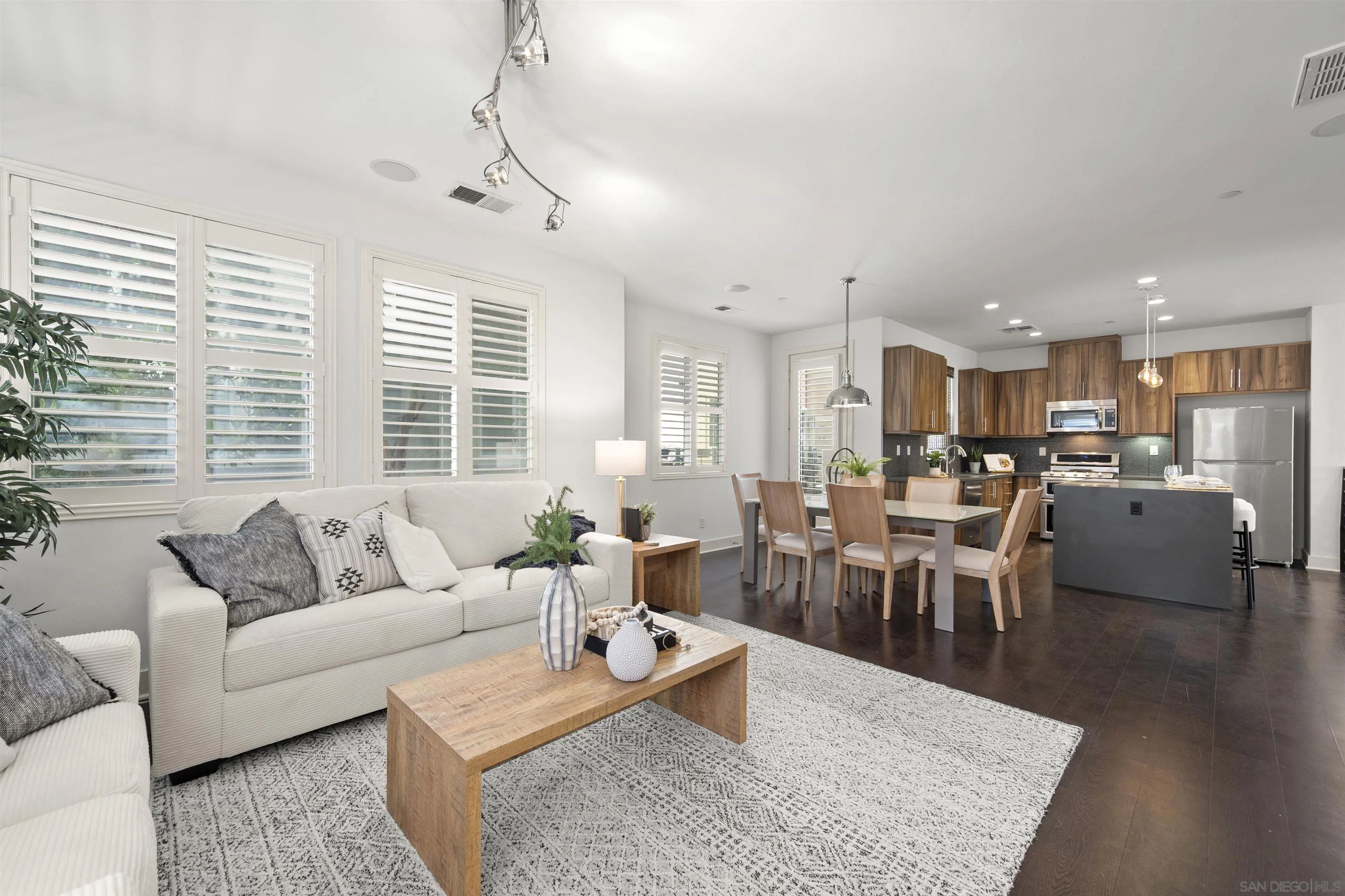 https://cdn.realtyfeed.com/cdn/127/250035912/83ec32af24ffcc1cb829b9daac5bd74b.webp