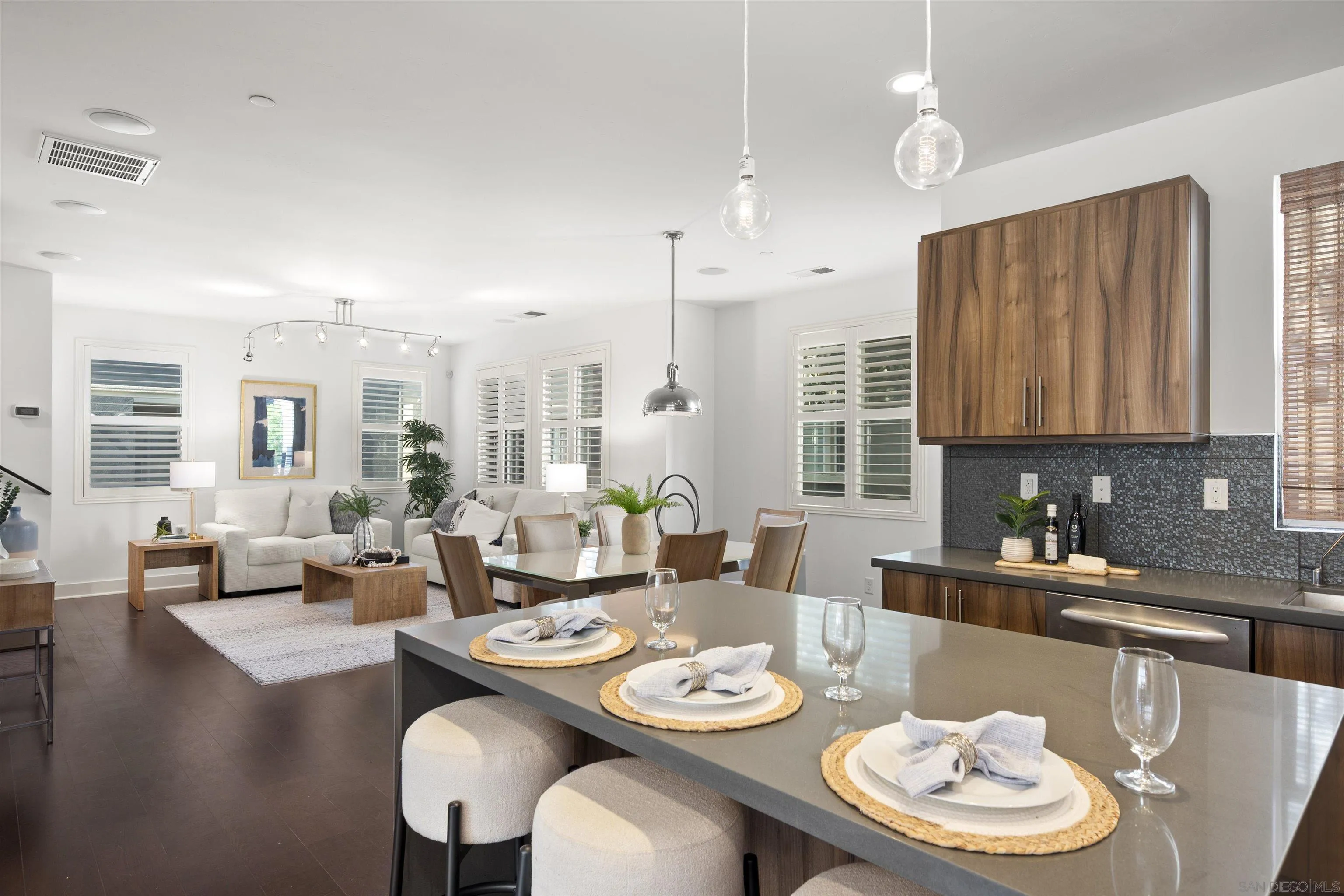 https://cdn.realtyfeed.com/cdn/127/250035912/a3a5ea13ee60e61b41d26ab45bd080c1.webp