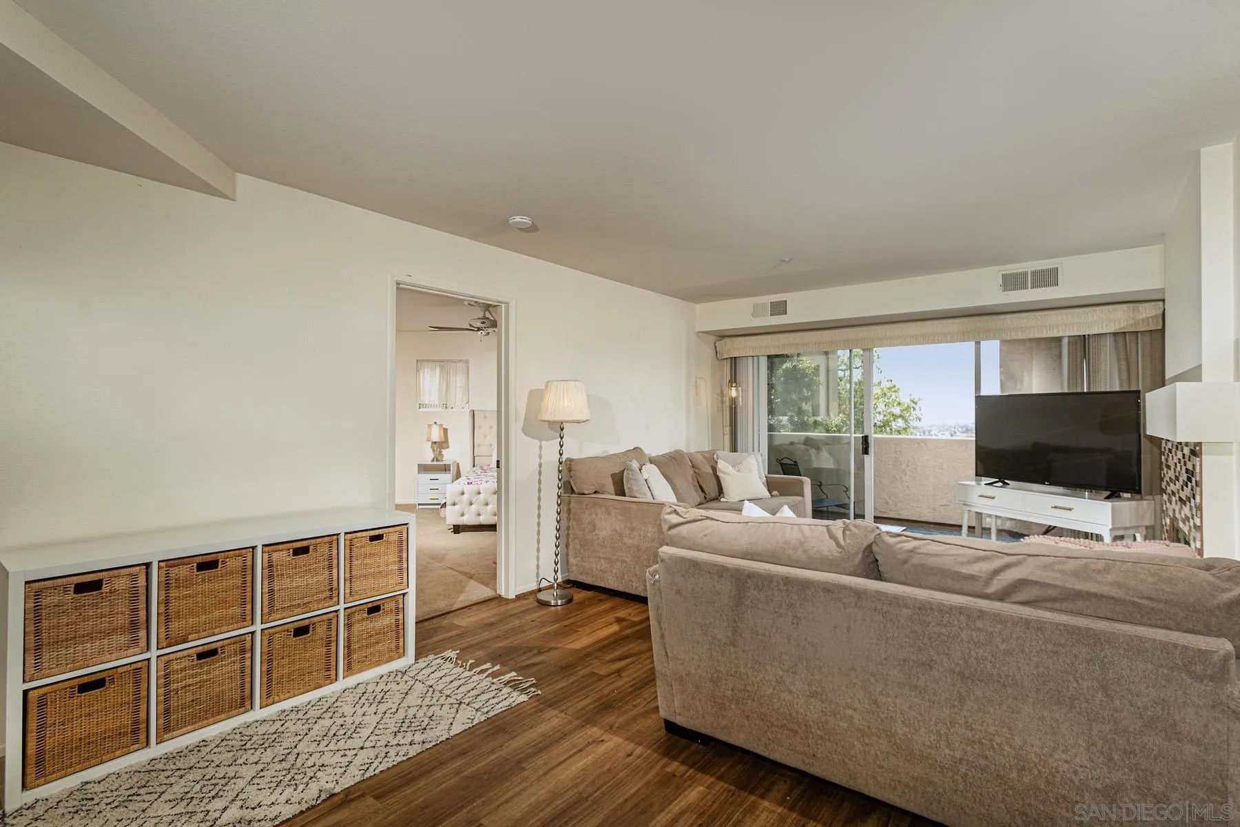 https://cdn.realtyfeed.com/cdn/127/250035916/e3db052bfc7e4348109f745efc805623.webp