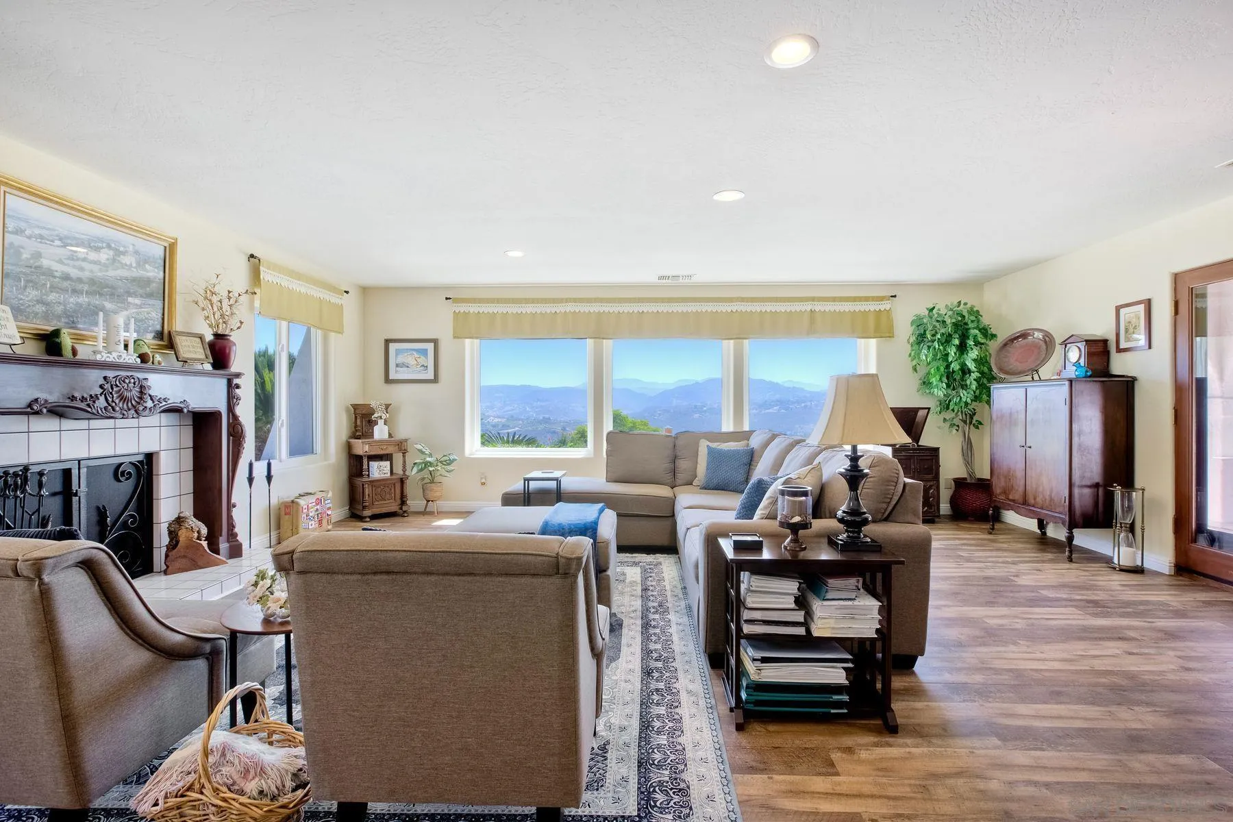 https://cdn.realtyfeed.com/cdn/127/250035957/0096e7a2713da012dd1d5eaa55917980.webp