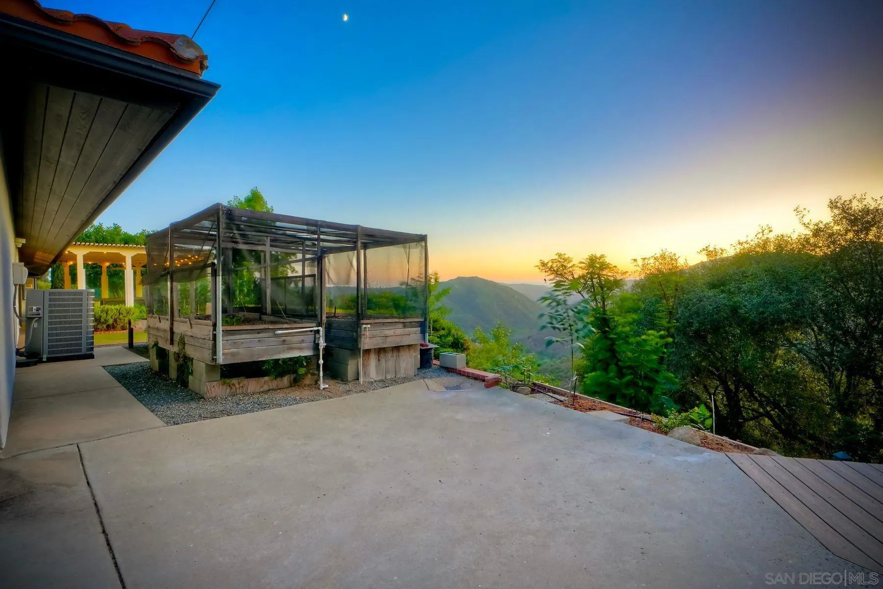 https://cdn.realtyfeed.com/cdn/127/250035957/134180f86f3cf061680a62eb596d3f48.webp